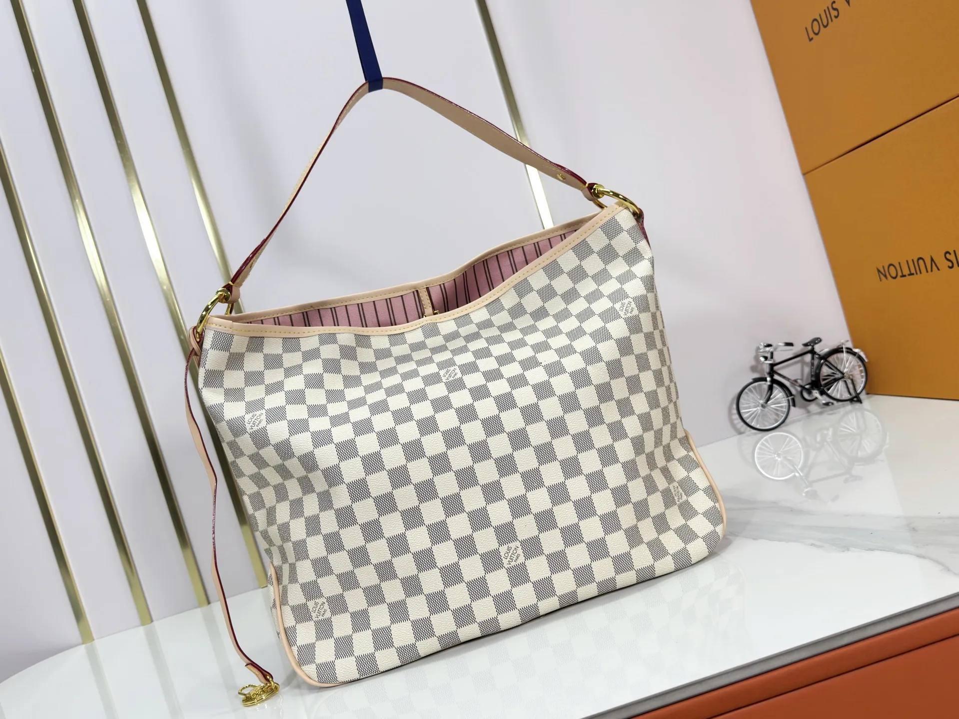 P240 upgraded original M50156 Delightful second-hand version shopping bag! When you spend your workday in the city and your weekend at the beach, you don’t need to change your bag, because this fashionable, summery damier azur canvas calvi bag can be used for both work and beach vacations. This roomy tote features a large opening for easy access, convenient compartments and pockets to keep everything organized, and a vibrant garnet fabric lining adds a splash of color for a sunny summer mood. size: 41.0×33.0×15.0 cm.