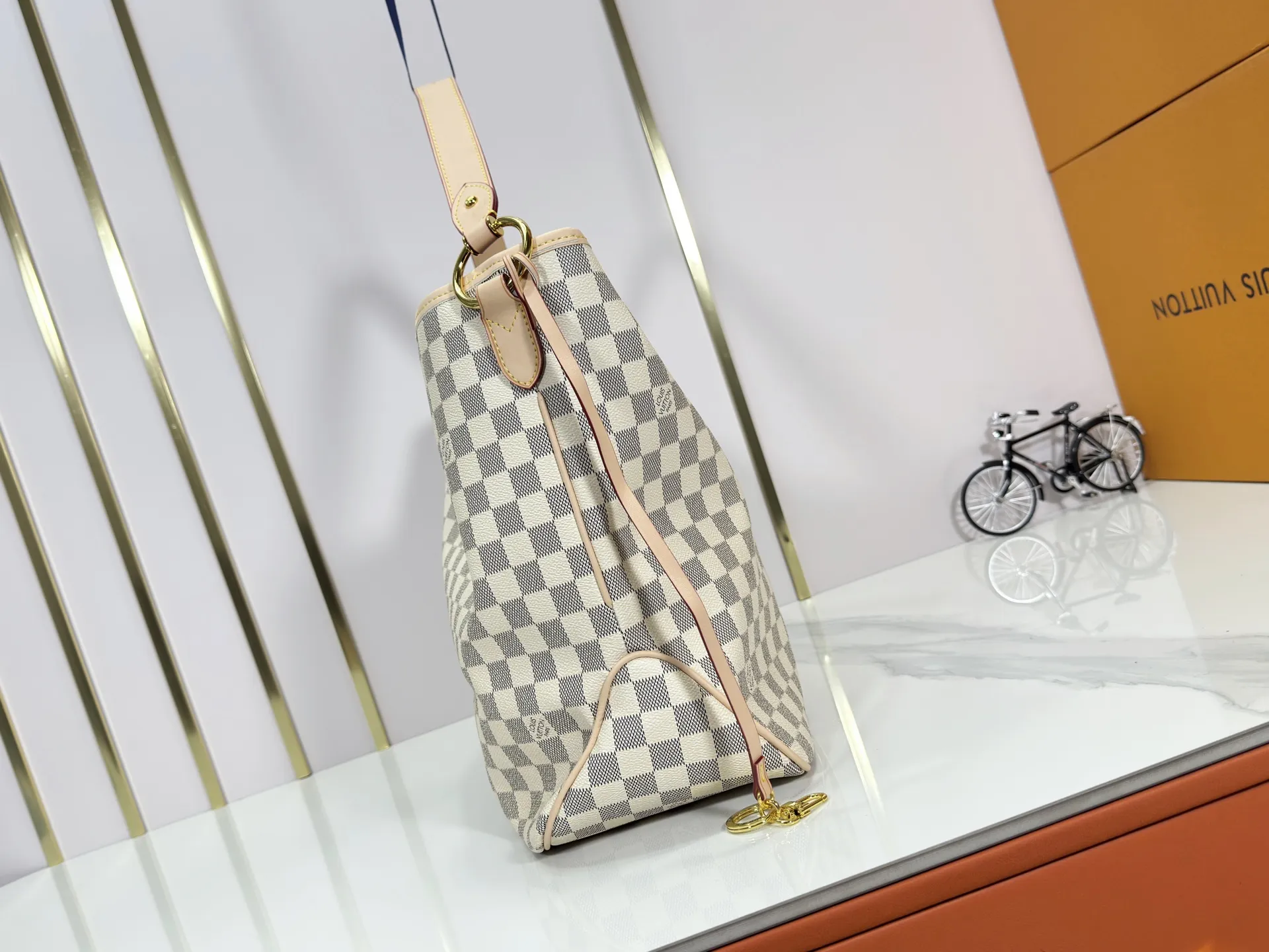 P240 upgraded original M50156 Delightful second-hand version shopping bag! When you spend your workday in the city and your weekend at the beach, you don’t need to change your bag, because this fashionable, summery damier azur canvas calvi bag can be used for both work and beach vacations. This roomy tote features a large opening for easy access, convenient compartments and pockets to keep everything organized, and a vibrant garnet fabric lining adds a splash of color for a sunny summer mood. size: 41.0×33.0×15.0 cm.