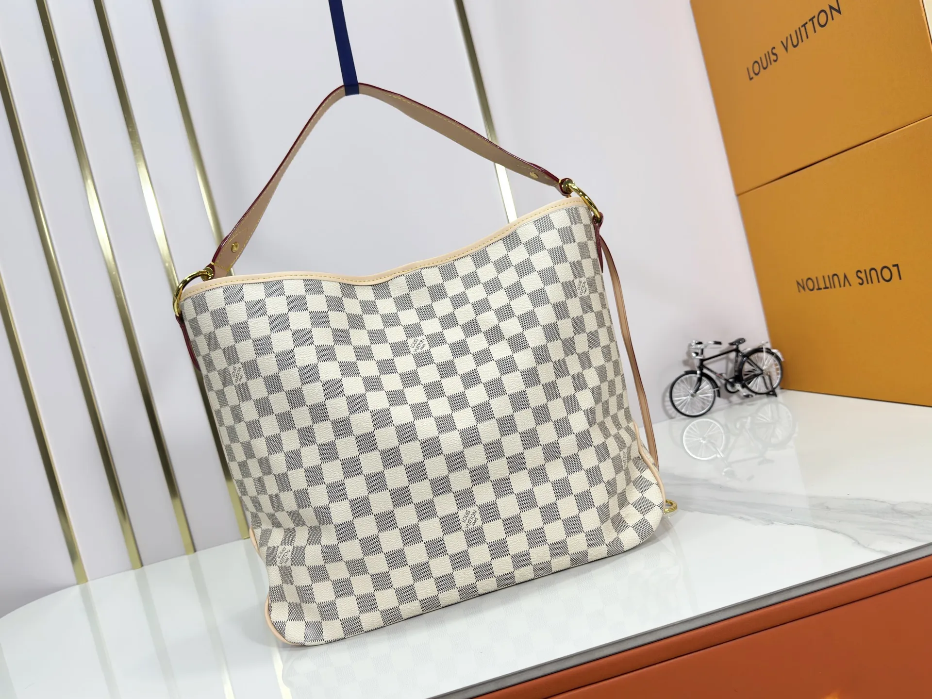 P240 upgraded original M50156 Delightful second-hand version shopping bag! When you spend your workday in the city and your weekend at the beach, you don’t need to change your bag, because this fashionable, summery damier azur canvas calvi bag can be used for both work and beach vacations. This roomy tote features a large opening for easy access, convenient compartments and pockets to keep everything organized, and a vibrant garnet fabric lining adds a splash of color for a sunny summer mood. size: 41.0×33.0×15.0 cm.