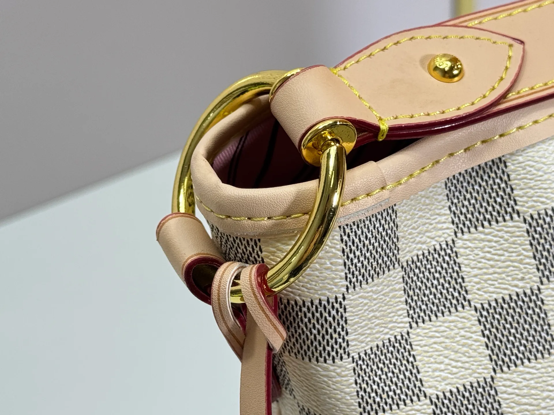 P240 upgraded original M50156 Delightful second-hand version shopping bag! When you spend your workday in the city and your weekend at the beach, you don’t need to change your bag, because this fashionable, summery damier azur canvas calvi bag can be used for both work and beach vacations. This roomy tote features a large opening for easy access, convenient compartments and pockets to keep everything organized, and a vibrant garnet fabric lining adds a splash of color for a sunny summer mood. size: 41.0×33.0×15.0 cm.