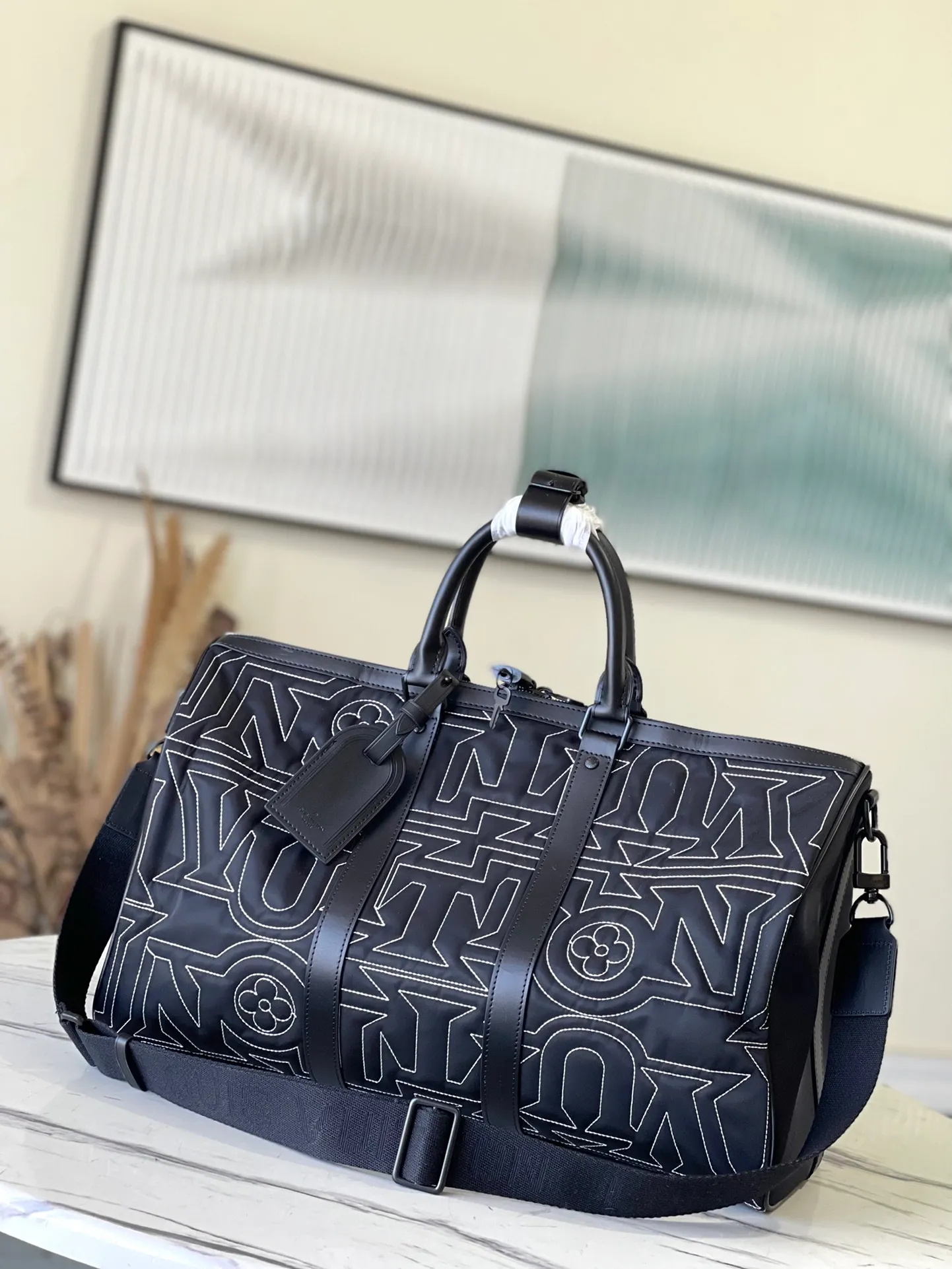 💰1620 (top layer leather) top original single M21428 The 2022 winter Ruixue capsule series features a reinterpretation of the classic Keepall travel bag, which is made of recycled nylon embroidered with the Vuitton logo and embellished with Monogram flowers, echoing the design of the season's outerwear. The double handles and adjustable shoulder strap make it easy to carry around and enjoy your ski vacation comfortably. Dimensions: 45 × 27 × 20 cm