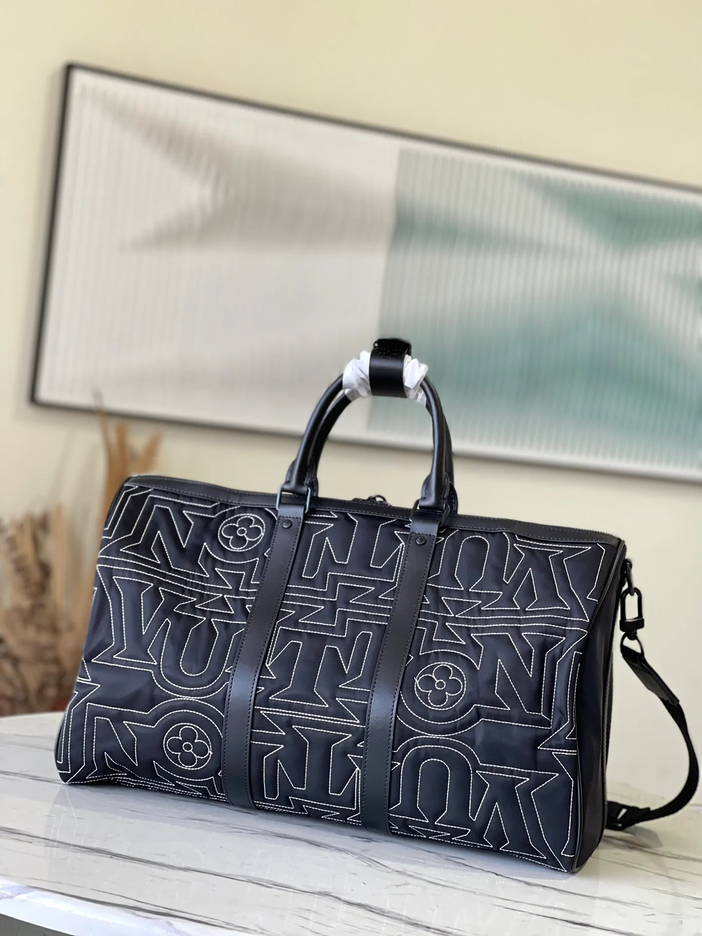 💰1620 (top layer leather) top original single M21428 The 2022 winter Ruixue capsule series features a reinterpretation of the classic Keepall travel bag, which is made of recycled nylon embroidered with the Vuitton logo and embellished with Monogram flowers, echoing the design of the season's outerwear. The double handles and adjustable shoulder strap make it easy to carry around and enjoy your ski vacation comfortably. Dimensions: 45 × 27 × 20 cm