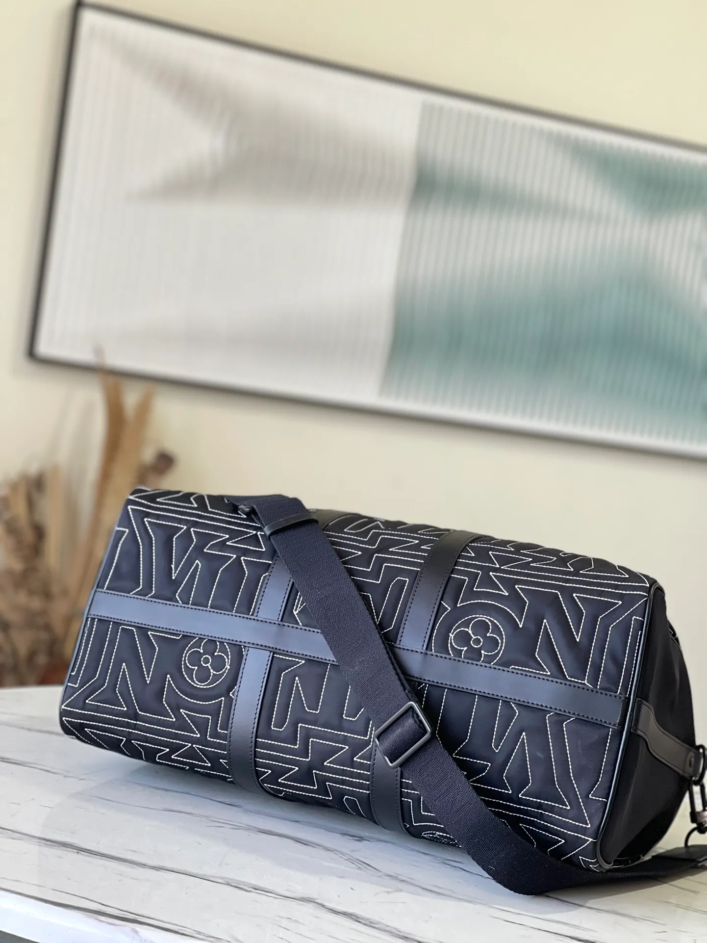 💰1620 (top layer leather) top original single M21428 The 2022 winter Ruixue capsule series features a reinterpretation of the classic Keepall travel bag, which is made of recycled nylon embroidered with the Vuitton logo and embellished with Monogram flowers, echoing the design of the season's outerwear. The double handles and adjustable shoulder strap make it easy to carry around and enjoy your ski vacation comfortably. Dimensions: 45 × 27 × 20 cm