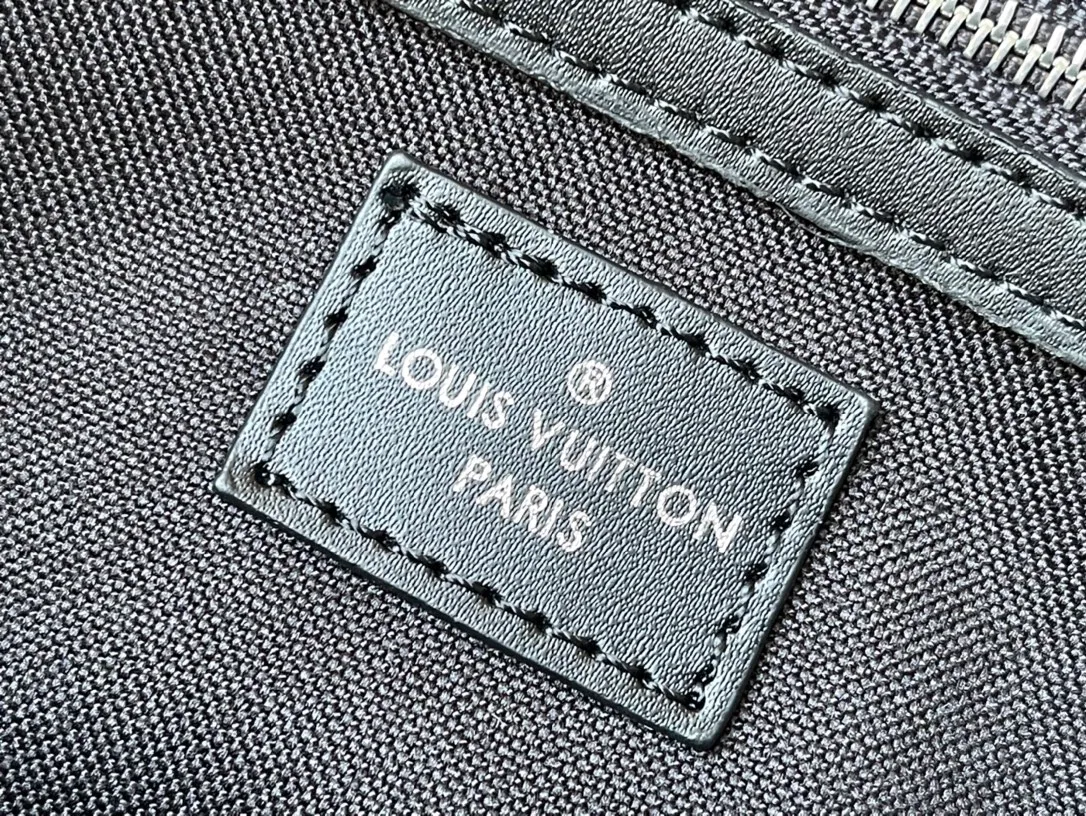 💰1620 (top layer leather) top original single M21428 The 2022 winter Ruixue capsule series features a reinterpretation of the classic Keepall travel bag, which is made of recycled nylon embroidered with the Vuitton logo and embellished with Monogram flowers, echoing the design of the season's outerwear. The double handles and adjustable shoulder strap make it easy to carry around and enjoy your ski vacation comfortably. Dimensions: 45 × 27 × 20 cm