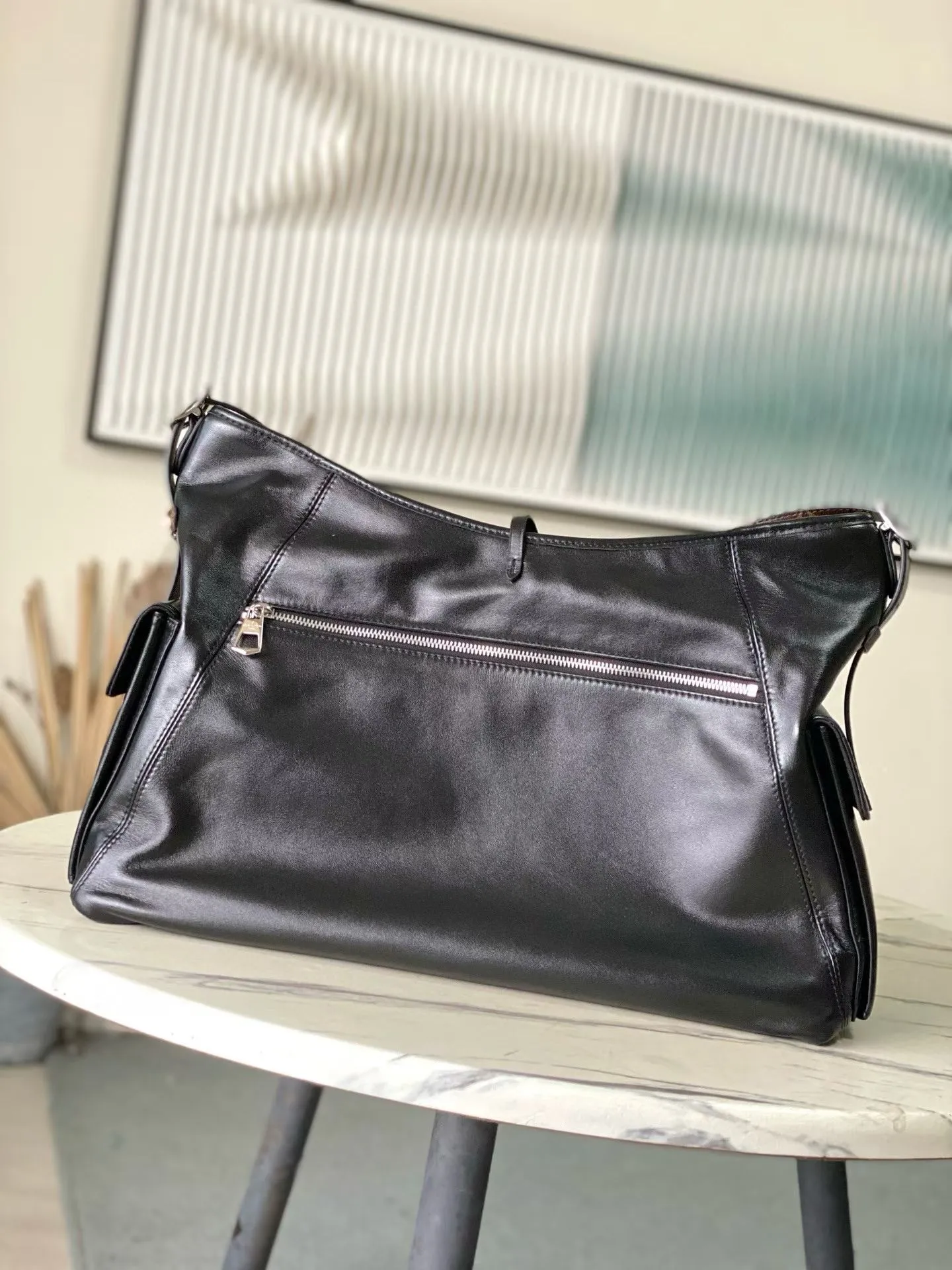 💰1720 (top-grain leather) top original order M15175 This Carry All TravelBag handbag is made of soft cow leather, with Monogram canvas elements for the brand name and lining, making it a good travel choice with its elegant design. Multiple pockets such as side compartments are considered functionally, and the detachable and adjustable shoulder straps provide a comfortable shoulder-carrying experience. Dimensions: 45 × 29 × 20cm