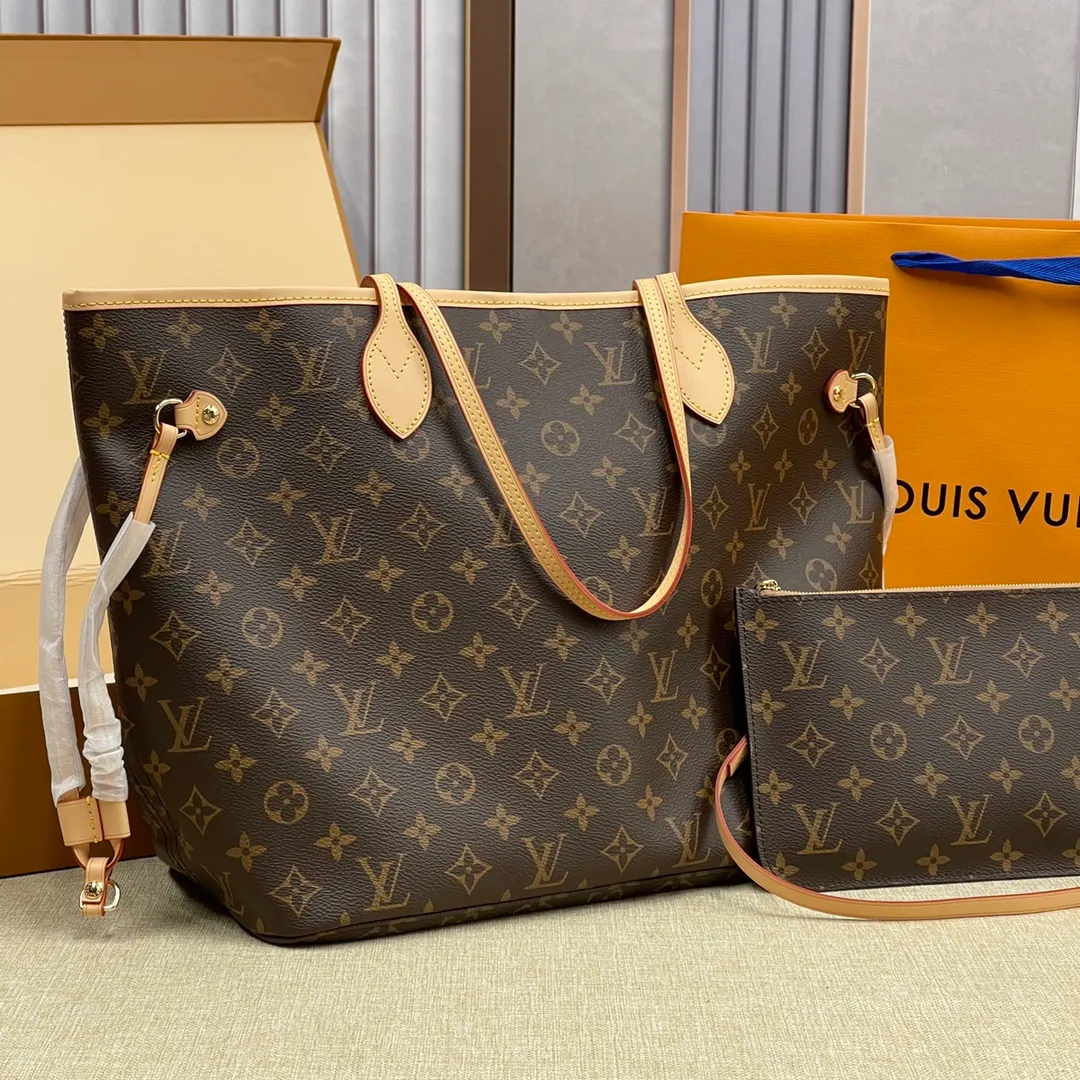 [Upgraded version] P500💰M41177💝Upgraded version🔔 Comes with a full set of packaging🐶 (presbyopia/coffee) NEVERFULL medium handbag Louis Vuitton’s new interpretation of the Neverfull classic handbag, explore the exquisite details inside the bag. Redesigned interior pockets feature fresh fabric linings and vintage details inspired by the Louis Vuitton archives, most notably the detachable zippered clutch, which can be used on its own as a sophisticated clutch or as an additional pocket. Bright lining tones add a more lively feel to Monogram's classic canvas. Dimensions: 31.0 x 28.5 x 17.0 cm