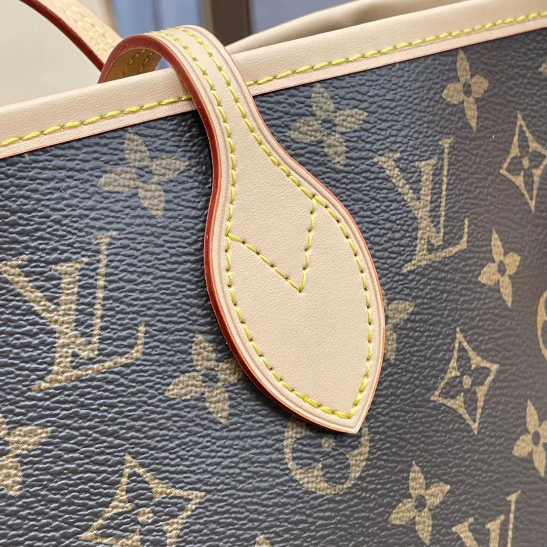 [Upgraded version] P500💰M41177💝Upgraded version🔔 Comes with a full set of packaging🐶 (presbyopia/coffee) NEVERFULL medium handbag Louis Vuitton’s new interpretation of the Neverfull classic handbag, explore the exquisite details inside the bag. Redesigned interior pockets feature fresh fabric linings and vintage details inspired by the Louis Vuitton archives, most notably the detachable zippered clutch, which can be used on its own as a sophisticated clutch or as an additional pocket. Bright lining tones add a more lively feel to Monogram's classic canvas. Dimensions: 31.0 x 28.5 x 17.0 cm