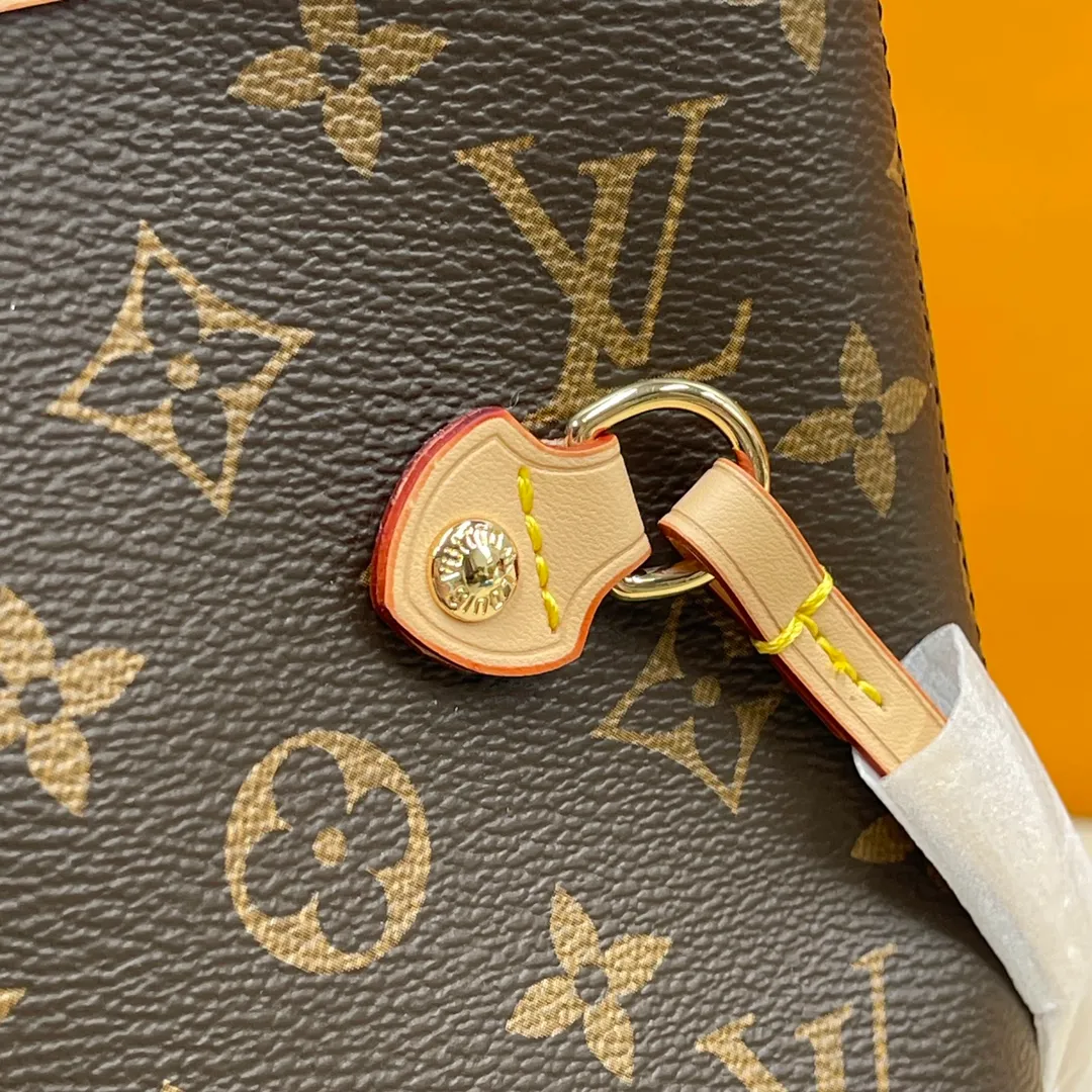 [Upgraded version] P500💰M41177💝Upgraded version🔔 Comes with a full set of packaging🐶 (presbyopia/coffee) NEVERFULL medium handbag Louis Vuitton’s new interpretation of the Neverfull classic handbag, explore the exquisite details inside the bag. Redesigned interior pockets feature fresh fabric linings and vintage details inspired by the Louis Vuitton archives, most notably the detachable zippered clutch, which can be used on its own as a sophisticated clutch or as an additional pocket. Bright lining tones add a more lively feel to Monogram's classic canvas. Dimensions: 31.0 x 28.5 x 17.0 cm