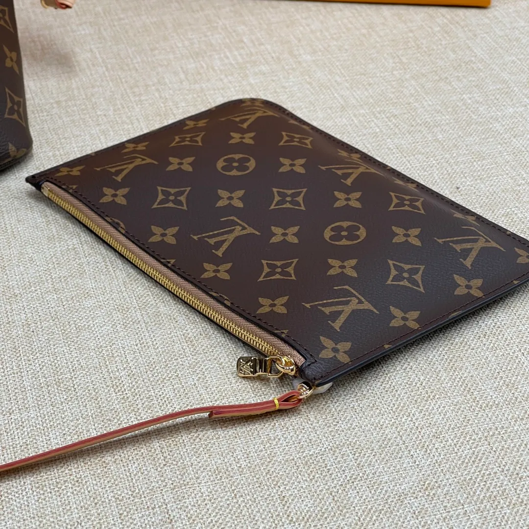 [Upgraded version] P500💰M41177💝Upgraded version🔔 Comes with a full set of packaging🐶 (presbyopia/coffee) NEVERFULL medium handbag Louis Vuitton’s new interpretation of the Neverfull classic handbag, explore the exquisite details inside the bag. Redesigned interior pockets feature fresh fabric linings and vintage details inspired by the Louis Vuitton archives, most notably the detachable zippered clutch, which can be used on its own as a sophisticated clutch or as an additional pocket. Bright lining tones add a more lively feel to Monogram's classic canvas. Dimensions: 31.0 x 28.5 x 17.0 cm