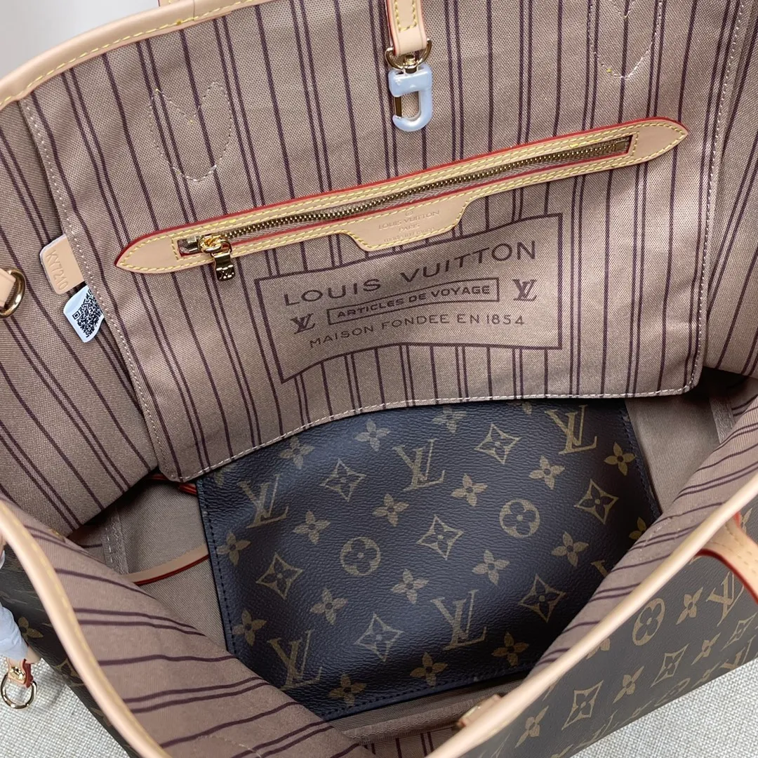 [Upgraded version] P500💰M41177💝Upgraded version🔔 Comes with a full set of packaging🐶 (presbyopia/coffee) NEVERFULL medium handbag Louis Vuitton’s new interpretation of the Neverfull classic handbag, explore the exquisite details inside the bag. Redesigned interior pockets feature fresh fabric linings and vintage details inspired by the Louis Vuitton archives, most notably the detachable zippered clutch, which can be used on its own as a sophisticated clutch or as an additional pocket. Bright lining tones add a more lively feel to Monogram's classic canvas. Dimensions: 31.0 x 28.5 x 17.0 cm
