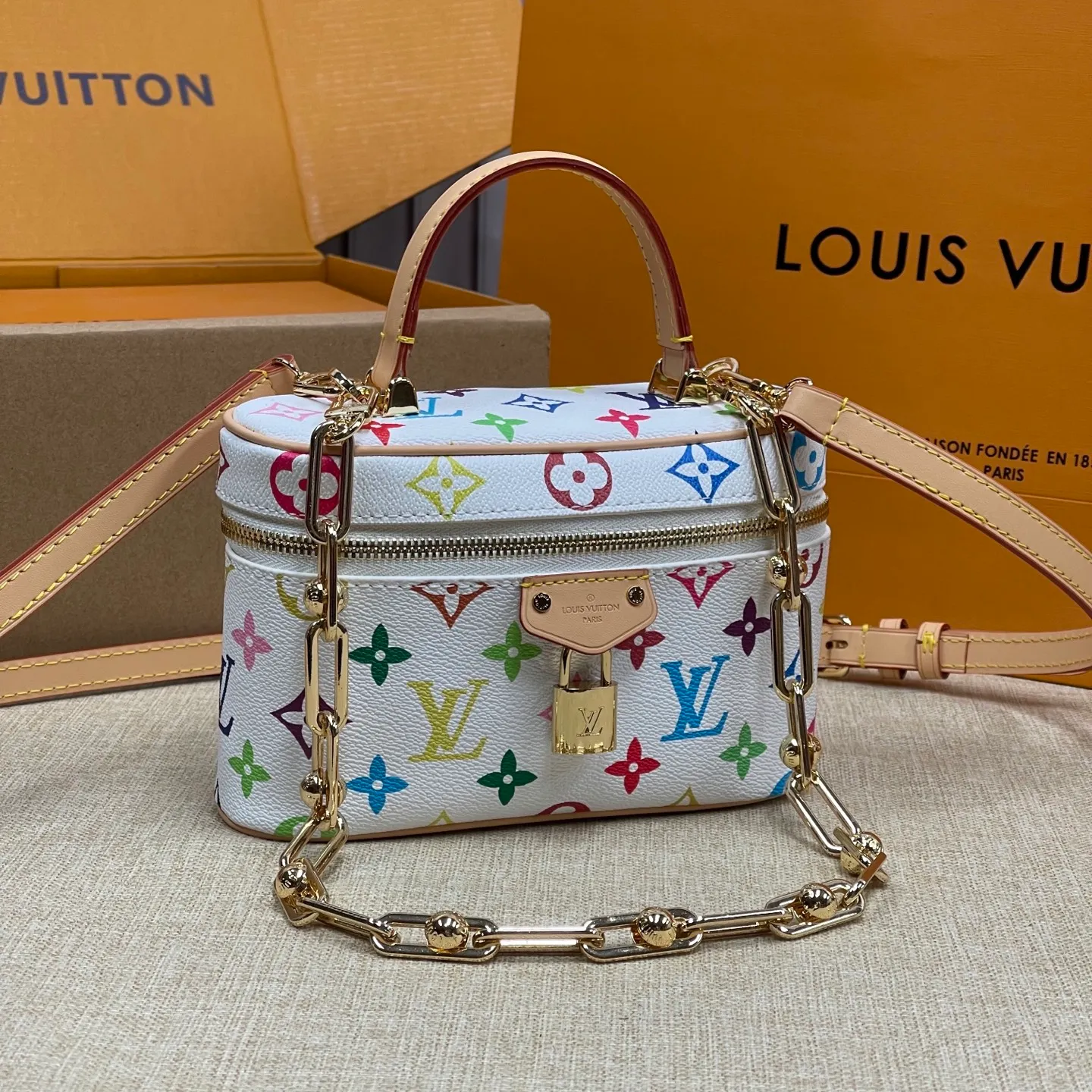 [Upgraded version] P520💰Tricolor series ~ Cosmetic case·Upgraded version M13662❣️With full set of packaging❣️Counter version chain⛓️Hardware·VANITY CHAIN ​​POUCH handbag The Vanity Chain Pouch handbag draws inspiration from the classic cosmetic case and interprets the spirit of travel with Monogram canvas. The top handle and detachable braided chain are infused with leather elements, complementing the clean lines of the bag. The LV inscribed padlock and leather key holder continue the iconic details. Dimensions: 19 x 11.5 x 6.5 cm