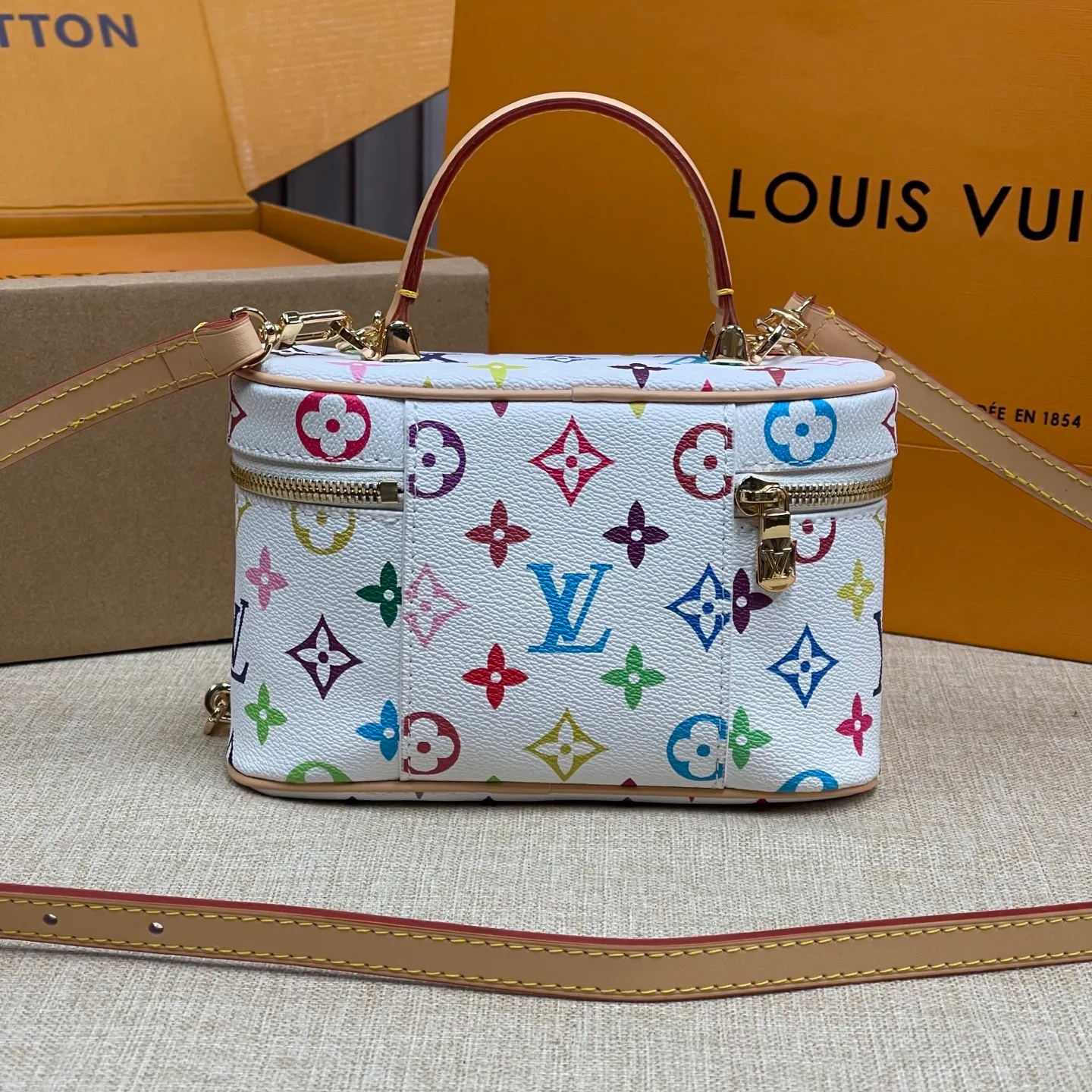 [Upgraded version] P520💰Tricolor series ~ Cosmetic case·Upgraded version M13662❣️With full set of packaging❣️Counter version chain⛓️Hardware·VANITY CHAIN ​​POUCH handbag The Vanity Chain Pouch handbag draws inspiration from the classic cosmetic case and interprets the spirit of travel with Monogram canvas. The top handle and detachable braided chain are infused with leather elements, complementing the clean lines of the bag. The LV inscribed padlock and leather key holder continue the iconic details. Dimensions: 19 x 11.5 x 6.5 cm