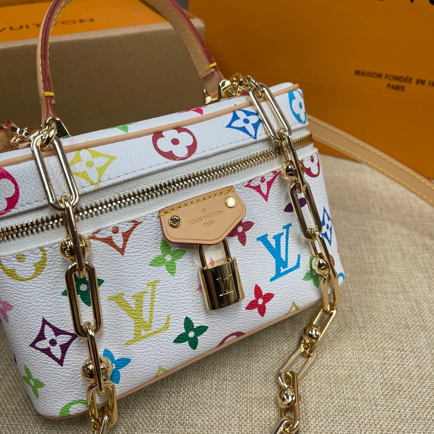 [Upgraded version] P520💰Tricolor series ~ Cosmetic case·Upgraded version M13662❣️With full set of packaging❣️Counter version chain⛓️Hardware·VANITY CHAIN ​​POUCH handbag The Vanity Chain Pouch handbag draws inspiration from the classic cosmetic case and interprets the spirit of travel with Monogram canvas. The top handle and detachable braided chain are infused with leather elements, complementing the clean lines of the bag. The LV inscribed padlock and leather key holder continue the iconic details. Dimensions: 19 x 11.5 x 6.5 cm
