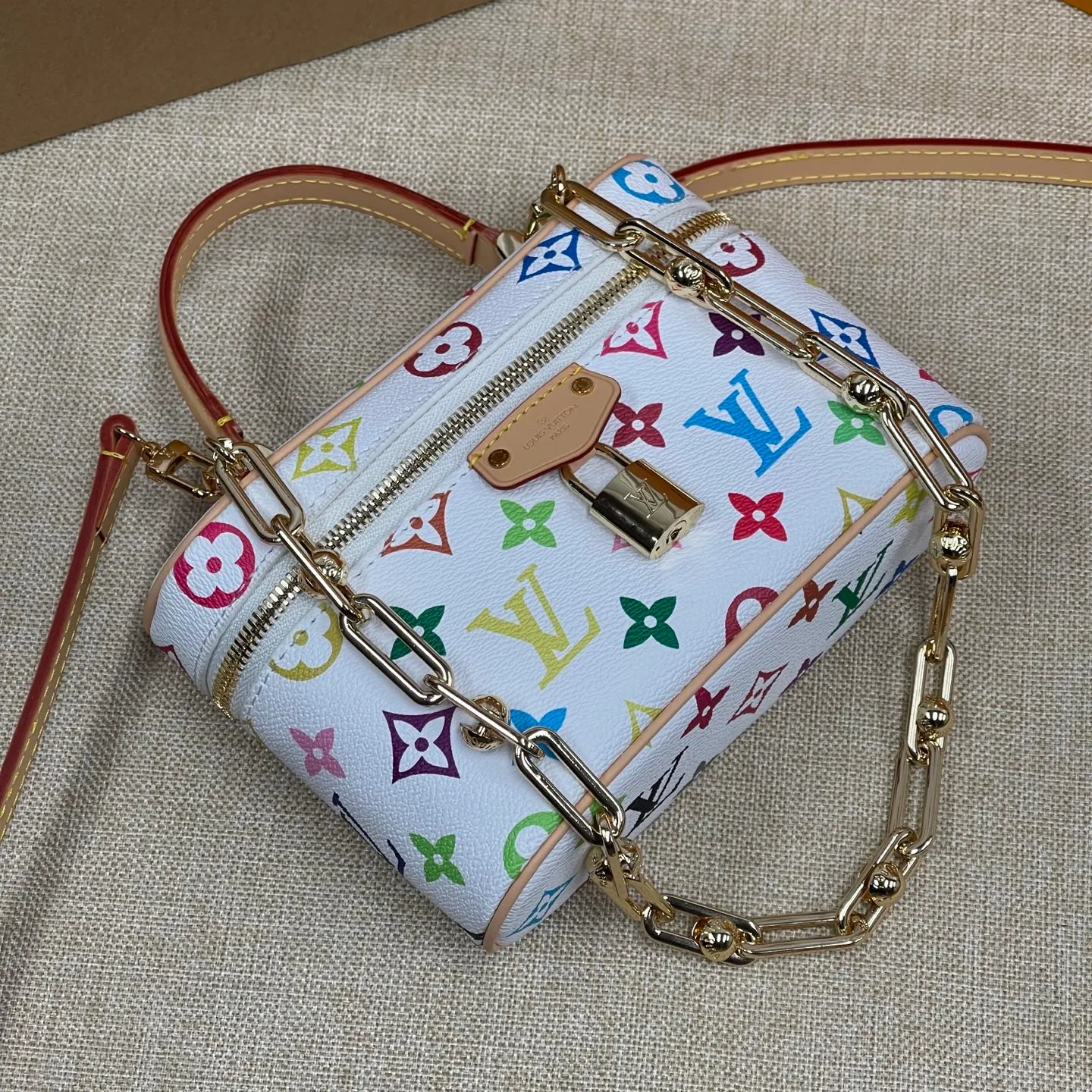 [Upgraded version] P520💰Tricolor series ~ Cosmetic case·Upgraded version M13662❣️With full set of packaging❣️Counter version chain⛓️Hardware·VANITY CHAIN ​​POUCH handbag The Vanity Chain Pouch handbag draws inspiration from the classic cosmetic case and interprets the spirit of travel with Monogram canvas. The top handle and detachable braided chain are infused with leather elements, complementing the clean lines of the bag. The LV inscribed padlock and leather key holder continue the iconic details. Dimensions: 19 x 11.5 x 6.5 cm