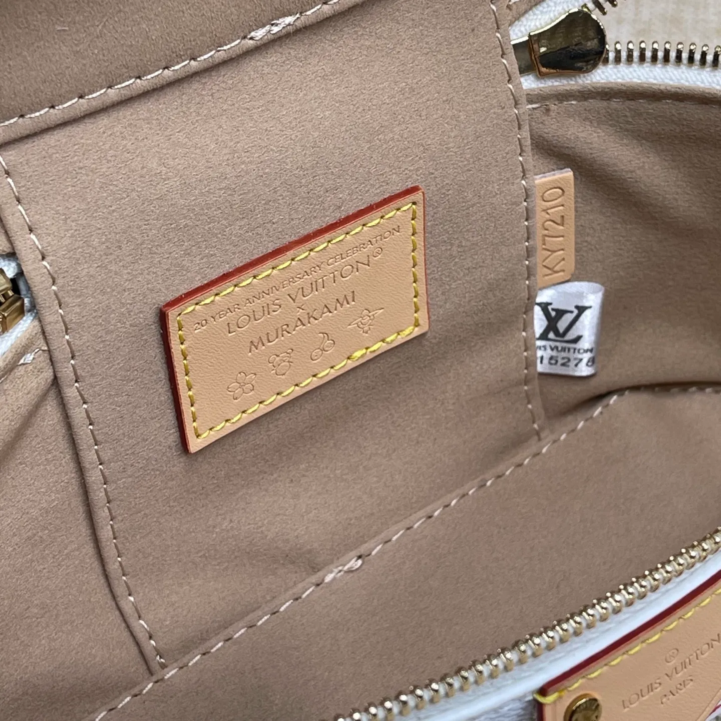 [Upgraded version] P520💰Tricolor series ~ Cosmetic case·Upgraded version M13662❣️With full set of packaging❣️Counter version chain⛓️Hardware·VANITY CHAIN ​​POUCH handbag The Vanity Chain Pouch handbag draws inspiration from the classic cosmetic case and interprets the spirit of travel with Monogram canvas. The top handle and detachable braided chain are infused with leather elements, complementing the clean lines of the bag. The LV inscribed padlock and leather key holder continue the iconic details. Dimensions: 19 x 11.5 x 6.5 cm