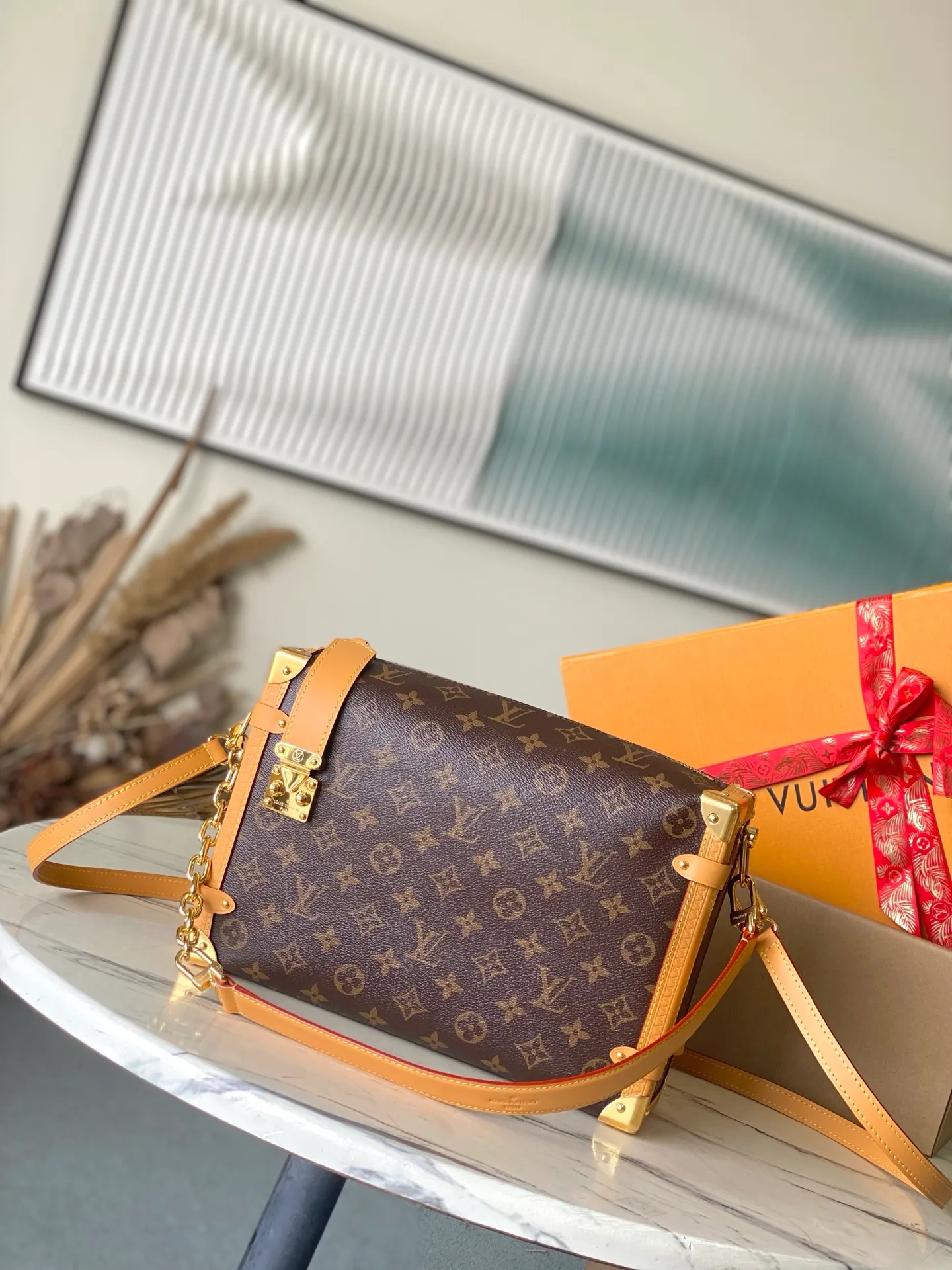 💰1140 Top original order M14513 This large Side Trunk handbag is made of Monogram canvas with contrasting leather trim. It is equipped with bright metal parts and a new extended chain. It has an eye-catching design to store daily needs. The S-lock buckle and hard-case style corners add to the brand style. Dimensions: 30 × 20 × 10cm