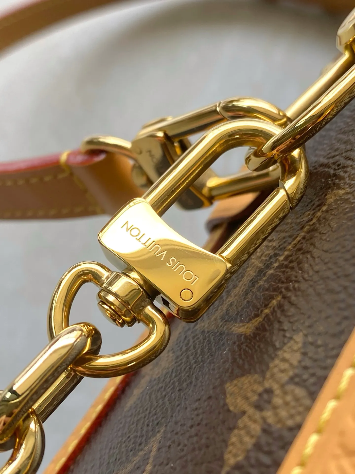 💰1140 Top original order M14513 This large Side Trunk handbag is made of Monogram canvas with contrasting leather trim. It is equipped with bright metal parts and a new extended chain. It has an eye-catching design to store daily needs. The S-lock buckle and hard-case style corners add to the brand style. Dimensions: 30 × 20 × 10cm