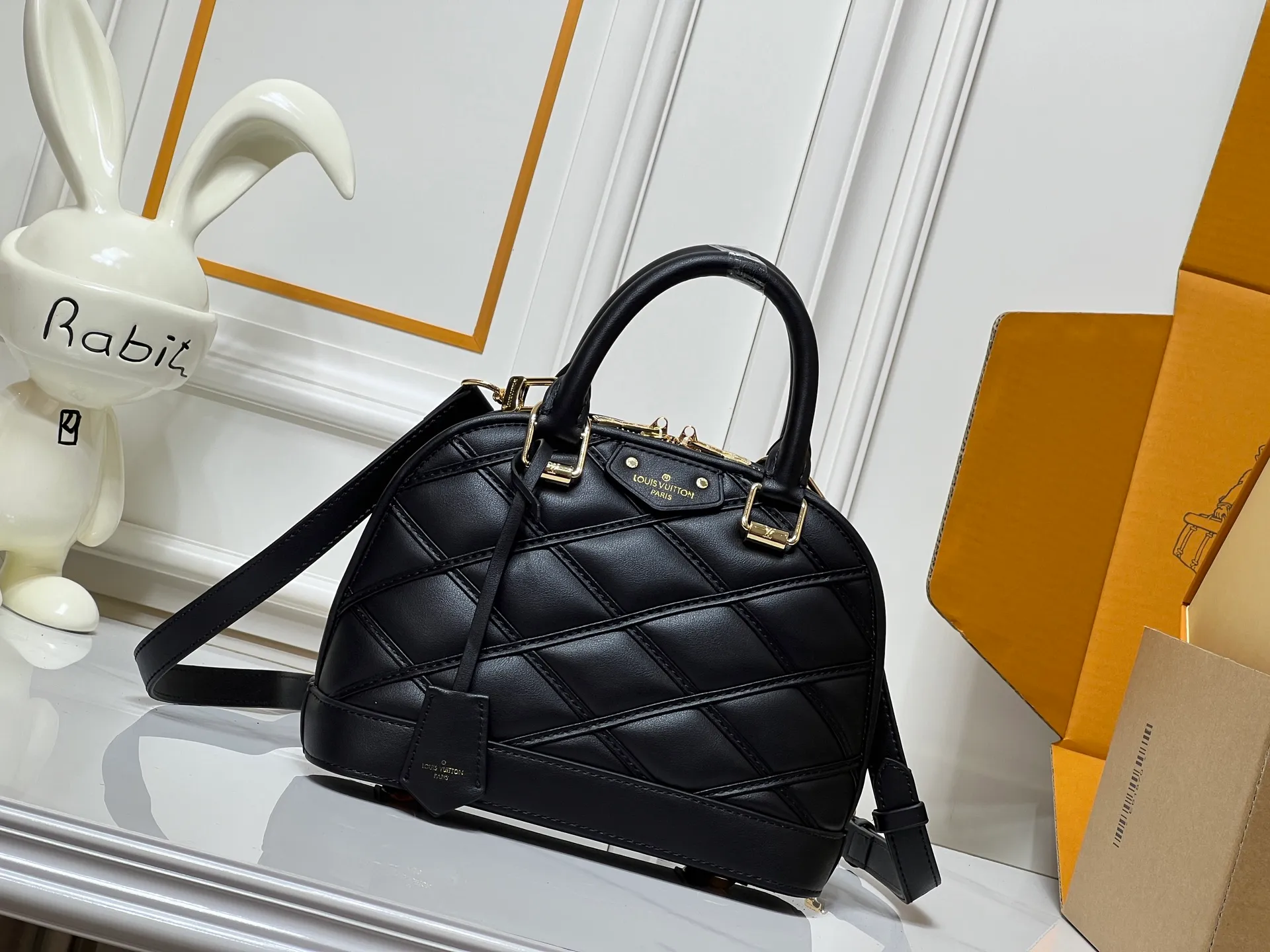 Batch 380💰M83048 M53152 This Nano Alma handbag is a pocket-sized version of Louis Vuitton's classic Alma handbag. It is paved with Malletage quilting pattern in comfortable soft sheep leather, recalling the diamond inner panel of the brand's traditional hard case. The elegant handle, dazzling chain and detachable and adjustable leather shoulder strap enable a variety of carrying styles. Dimensions: 23.5x17.5x11.5cm