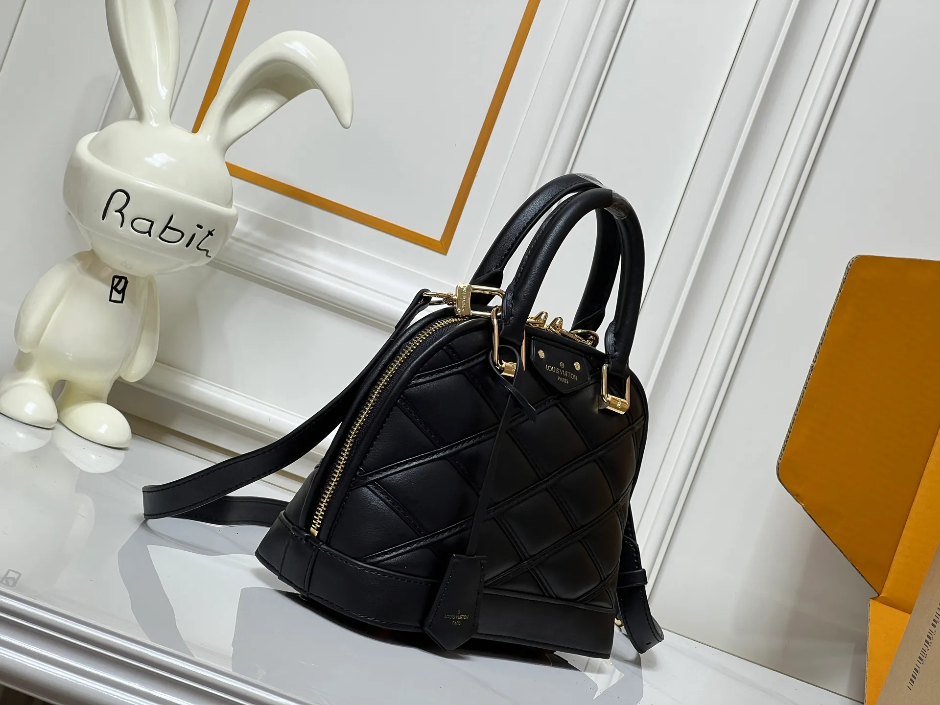 Batch 380💰M83048 M53152 This Nano Alma handbag is a pocket-sized version of Louis Vuitton's classic Alma handbag. It is paved with Malletage quilting pattern in comfortable soft sheep leather, recalling the diamond inner panel of the brand's traditional hard case. The elegant handle, dazzling chain and detachable and adjustable leather shoulder strap enable a variety of carrying styles. Dimensions: 23.5x17.5x11.5cm