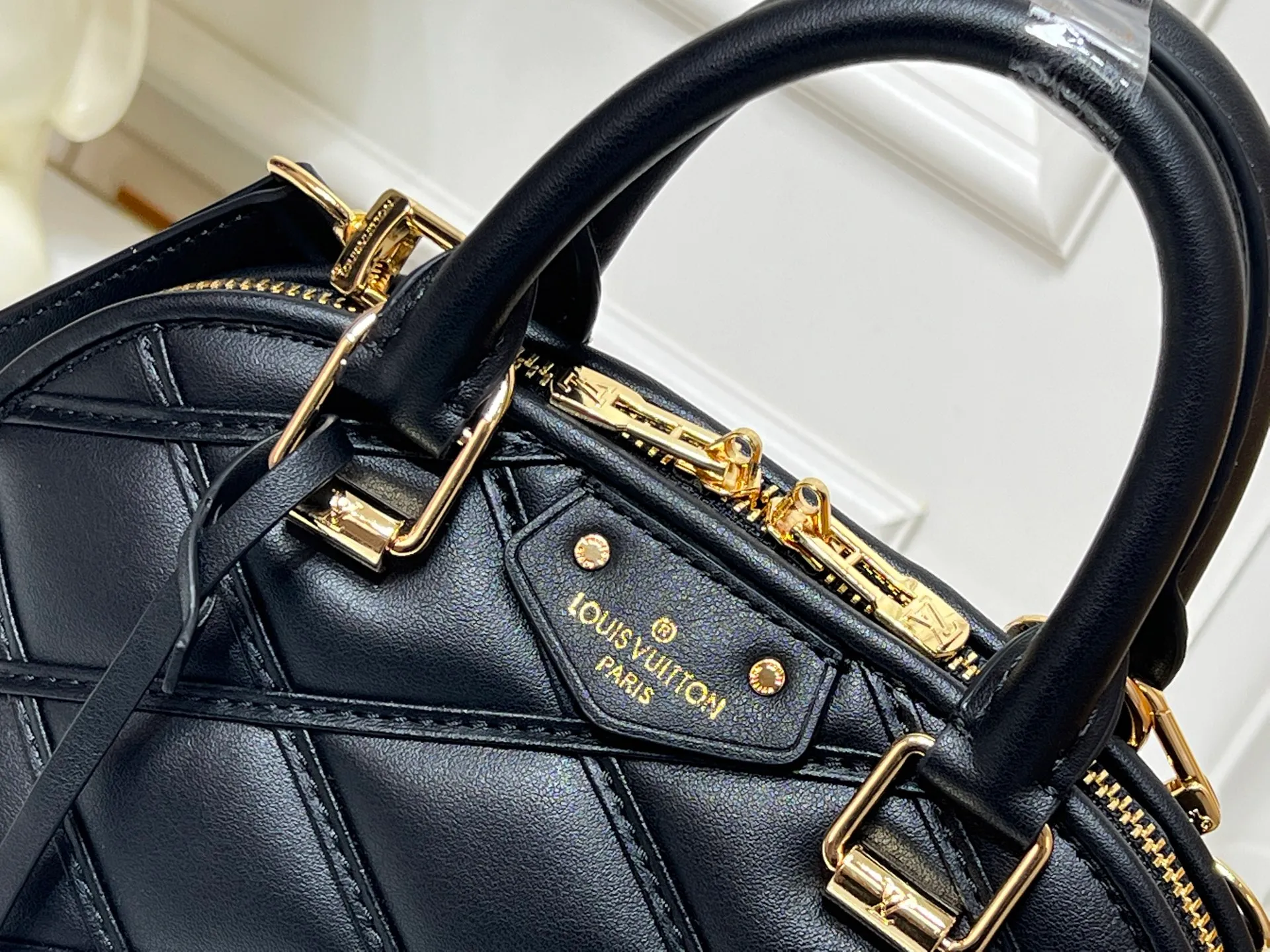 Batch 380💰M83048 M53152 This Nano Alma handbag is a pocket-sized version of Louis Vuitton's classic Alma handbag. It is paved with Malletage quilting pattern in comfortable soft sheep leather, recalling the diamond inner panel of the brand's traditional hard case. The elegant handle, dazzling chain and detachable and adjustable leather shoulder strap enable a variety of carrying styles. Dimensions: 23.5x17.5x11.5cm