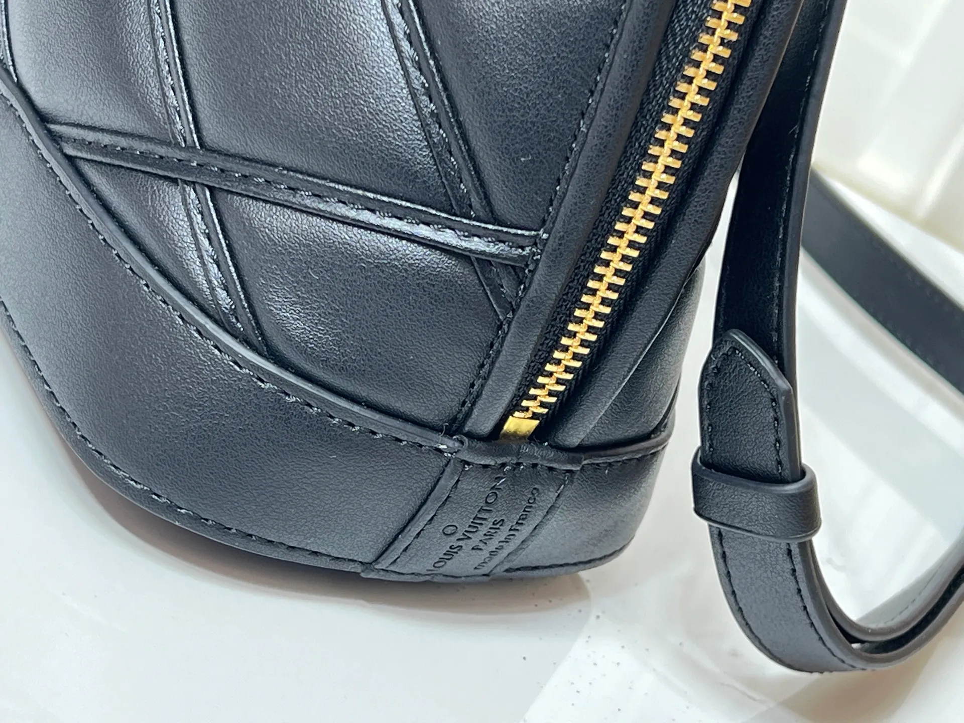 Batch 380💰M83048 M53152 This Nano Alma handbag is a pocket-sized version of Louis Vuitton's classic Alma handbag. It is paved with Malletage quilting pattern in comfortable soft sheep leather, recalling the diamond inner panel of the brand's traditional hard case. The elegant handle, dazzling chain and detachable and adjustable leather shoulder strap enable a variety of carrying styles. Dimensions: 23.5x17.5x11.5cm