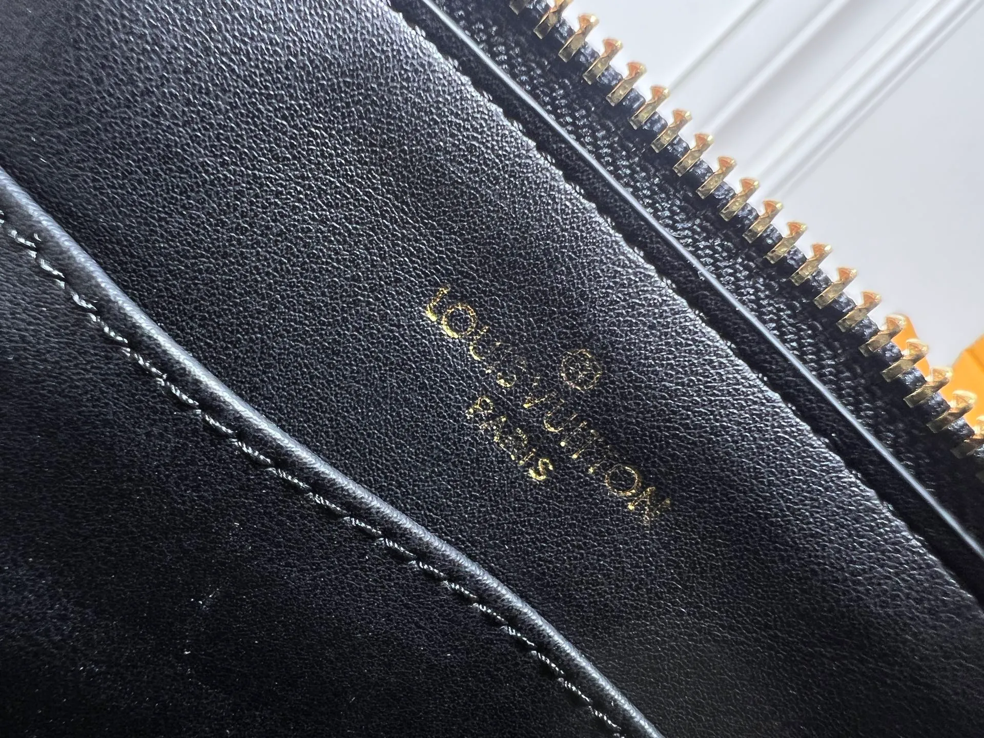 Batch 380💰M83048 M53152 This Nano Alma handbag is a pocket-sized version of Louis Vuitton's classic Alma handbag. It is paved with Malletage quilting pattern in comfortable soft sheep leather, recalling the diamond inner panel of the brand's traditional hard case. The elegant handle, dazzling chain and detachable and adjustable leather shoulder strap enable a variety of carrying styles. Dimensions: 23.5x17.5x11.5cm