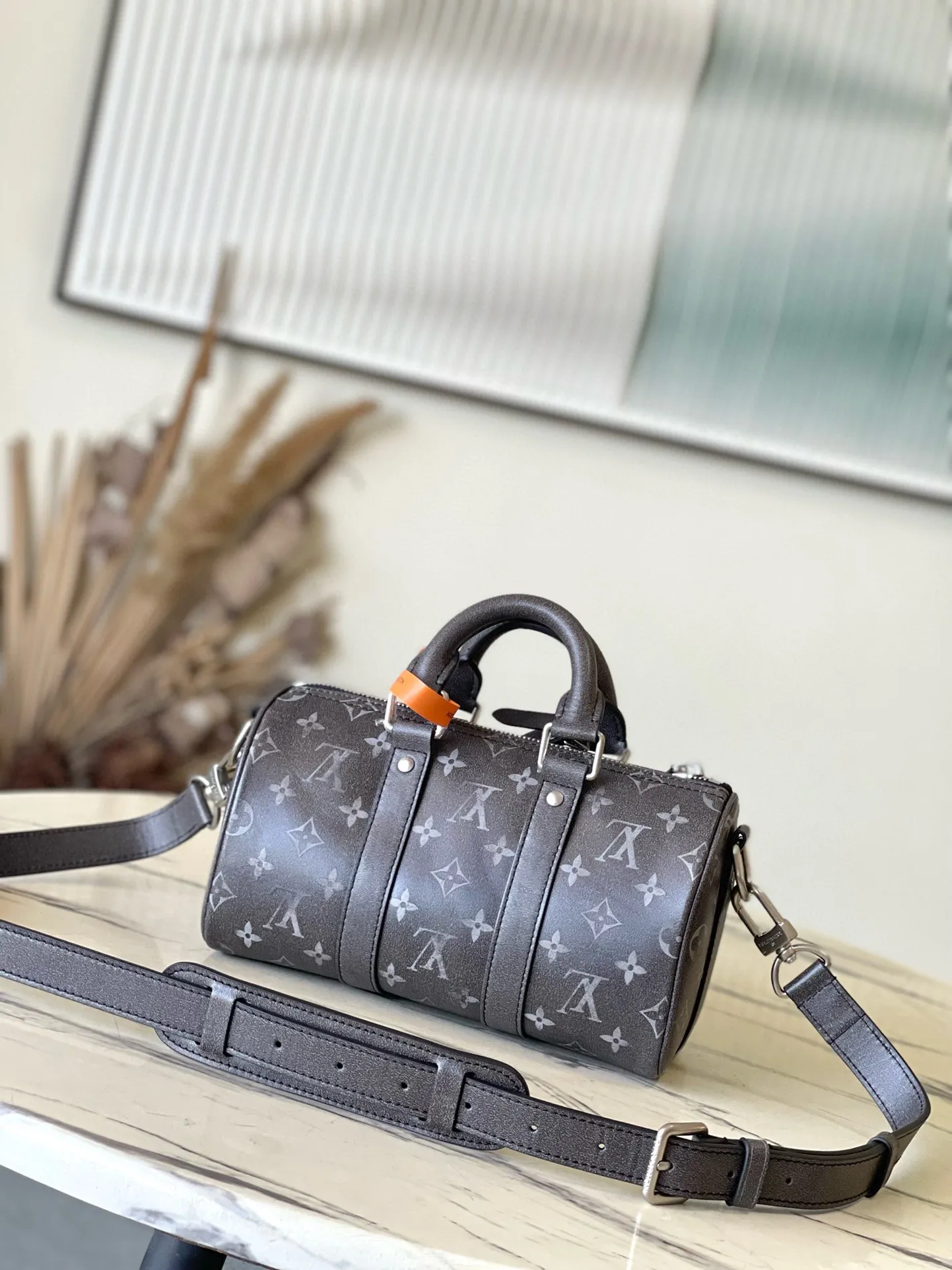 💰1020 Top Original M11595 This Keepal Bandouliere 25 handbag is made of Brushed Monogram cow leather, with a faded Monogram pattern to pay tribute to the old leather saddles used by Western cowboys. The leather name tag is equipped with long tassels, highlighting the From Paris to Virginia theme of the Pharrel Williams 2024 autumn and winter series. Dimensions: 25 × 15 × 11 cm
