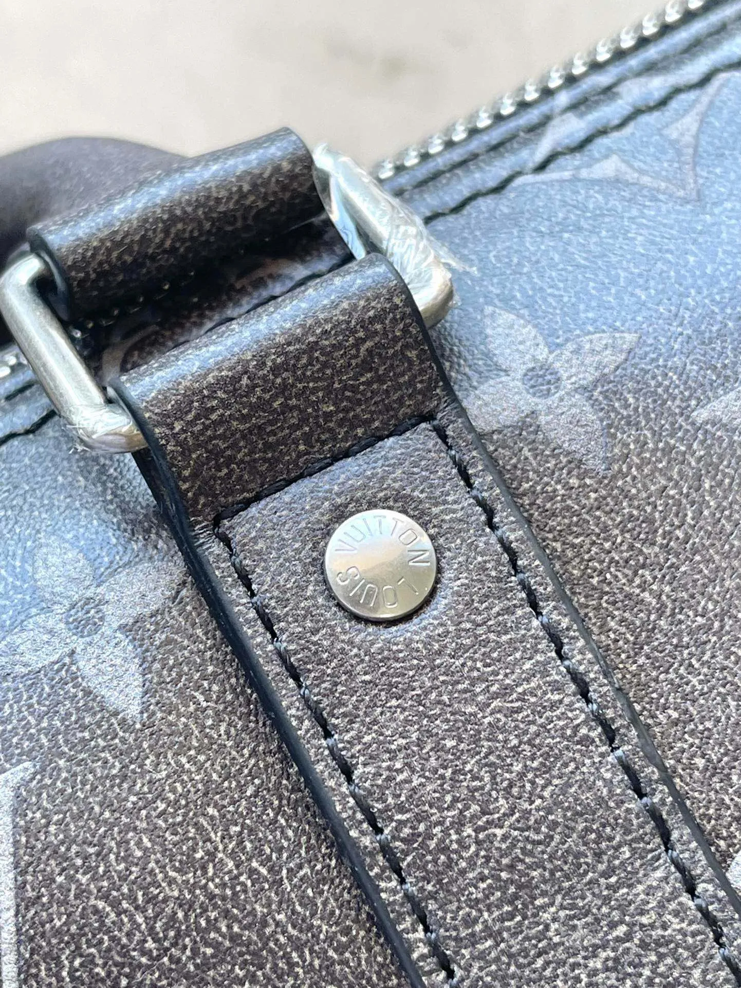 💰1020 Top Original M11595 This Keepal Bandouliere 25 handbag is made of Brushed Monogram cow leather, with a faded Monogram pattern to pay tribute to the old leather saddles used by Western cowboys. The leather name tag is equipped with long tassels, highlighting the From Paris to Virginia theme of the Pharrel Williams 2024 autumn and winter series. Dimensions: 25 × 15 × 11 cm