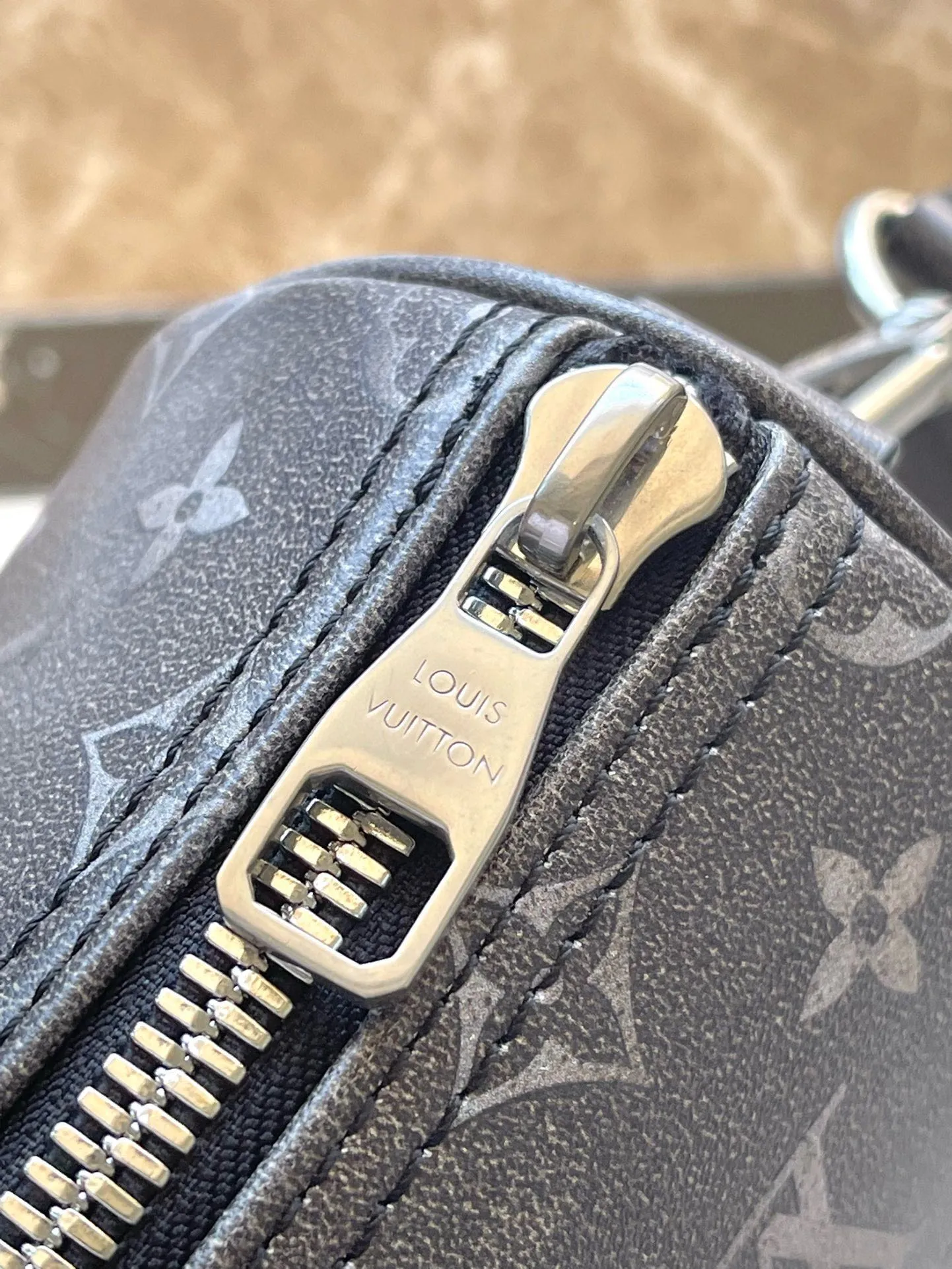 💰1020 Top Original M11595 This Keepal Bandouliere 25 handbag is made of Brushed Monogram cow leather, with a faded Monogram pattern to pay tribute to the old leather saddles used by Western cowboys. The leather name tag is equipped with long tassels, highlighting the From Paris to Virginia theme of the Pharrel Williams 2024 autumn and winter series. Dimensions: 25 × 15 × 11 cm