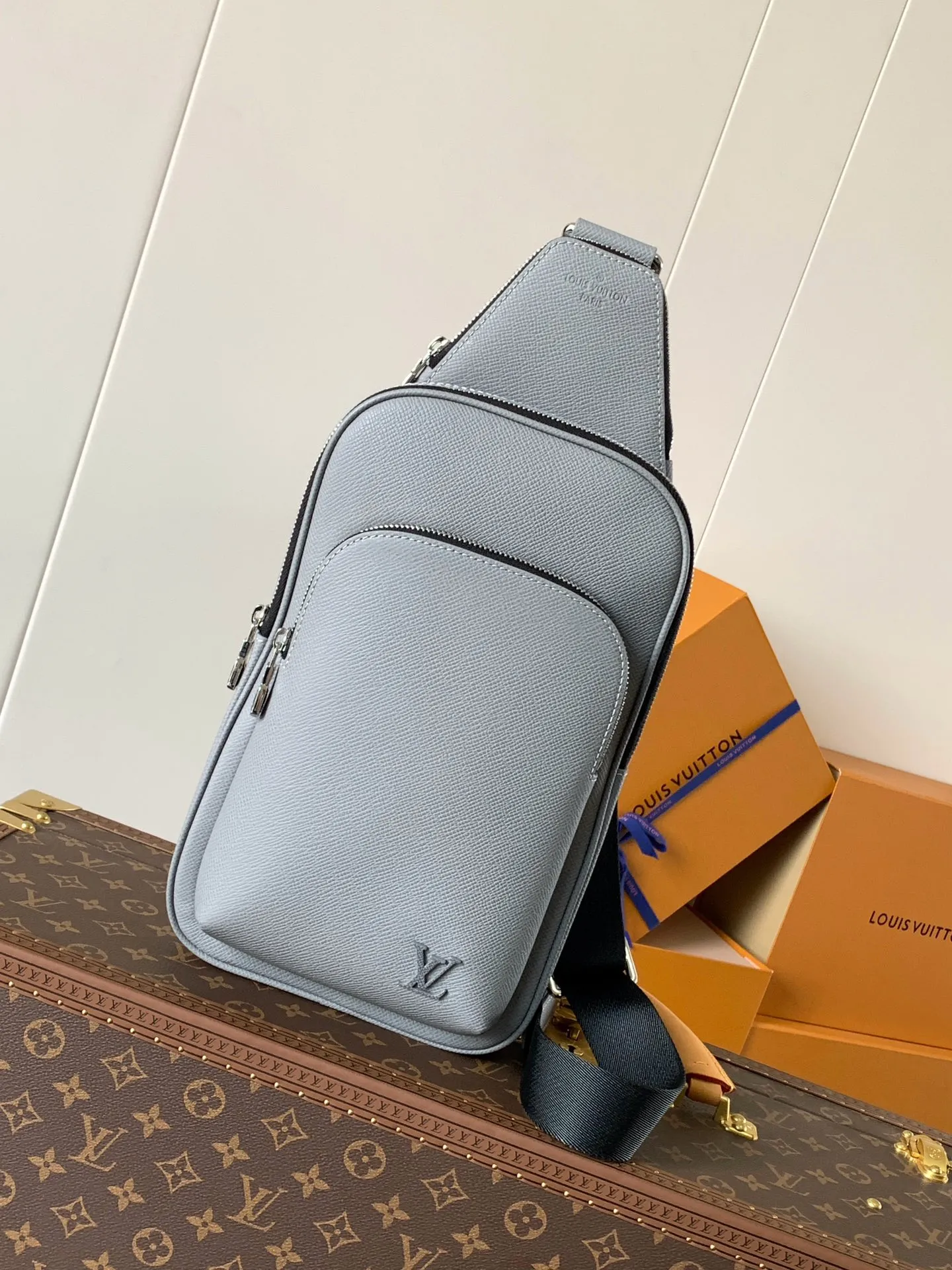 💰1020 (top layer leather) top-quality original transcoding chip. Style number: M30863 gray cross pattern] M30859 gray. This Avenue shoulder bag is made of Damier Graphite canvas, and the front outer pocket is decorated with a Louis Vuitton Paris logo leather patch. The adjustable nylon shoulder straps can be fixed on the left and right sides with D-rings, while the canvas straps and lining are sustainable. Damier Graphite coated canvas - Calfskin trim - Textile lining - Square hardware on the front - Main compartment - Zip front pocket - Small top zip pocket - Shoulder strap, non-detachable, adjustable! ! ;Size:20x31x7CM
