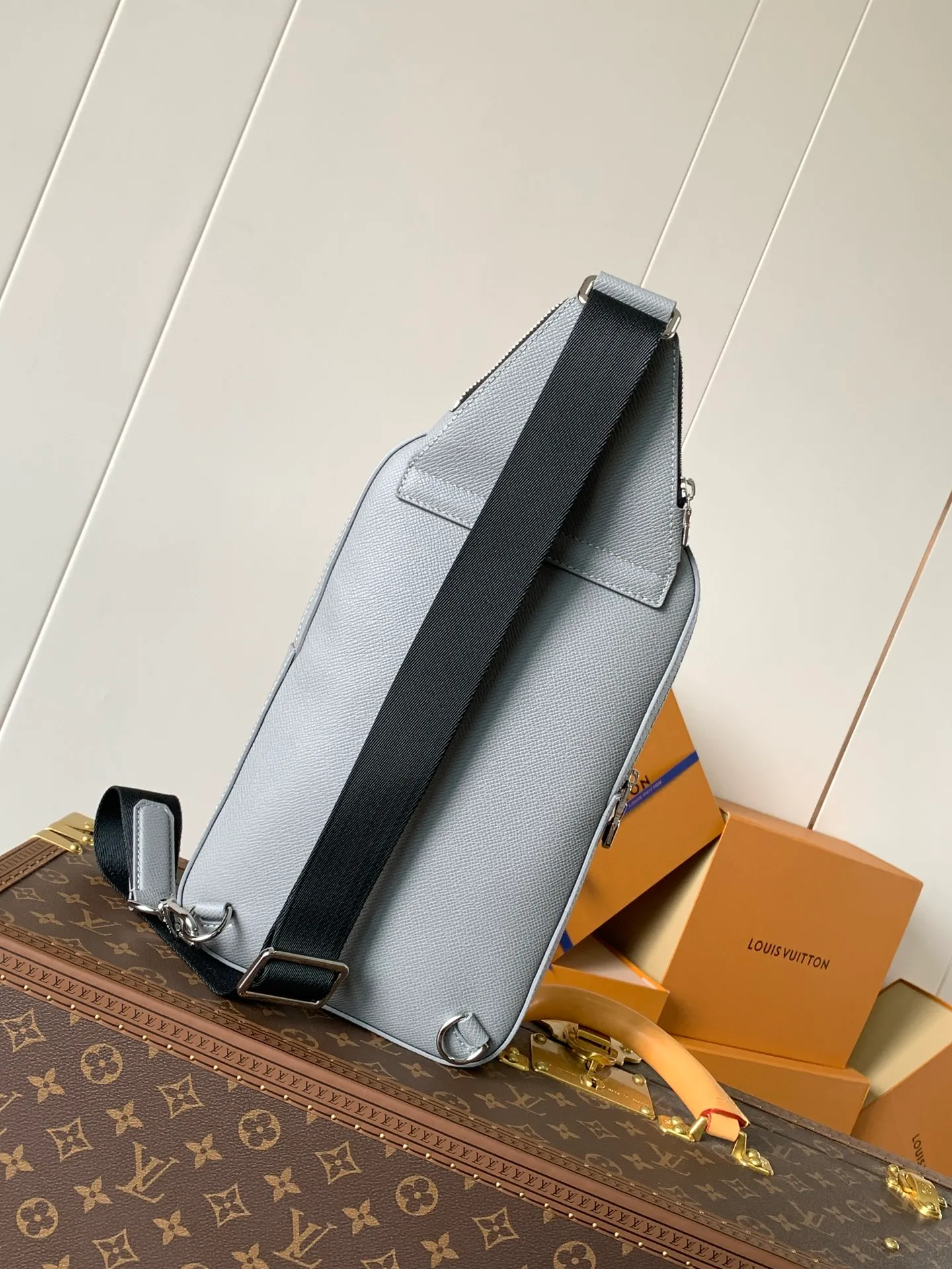 💰1020 (top layer leather) top-quality original transcoding chip. Style number: M30863 gray cross pattern] M30859 gray. This Avenue shoulder bag is made of Damier Graphite canvas, and the front outer pocket is decorated with a Louis Vuitton Paris logo leather patch. The adjustable nylon shoulder straps can be fixed on the left and right sides with D-rings, while the canvas straps and lining are sustainable. Damier Graphite coated canvas - Calfskin trim - Textile lining - Square hardware on the front - Main compartment - Zip front pocket - Small top zip pocket - Shoulder strap, non-detachable, adjustable! ! ;Size:20x31x7CM