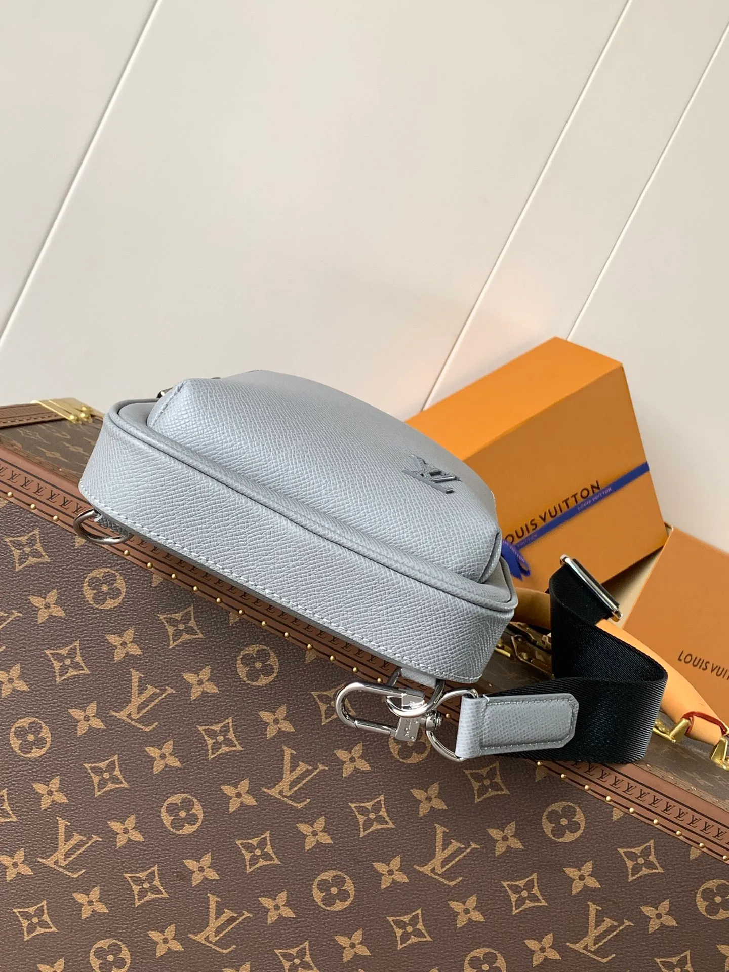 💰1020 (top layer leather) top-quality original transcoding chip. Style number: M30863 gray cross pattern] M30859 gray. This Avenue shoulder bag is made of Damier Graphite canvas, and the front outer pocket is decorated with a Louis Vuitton Paris logo leather patch. The adjustable nylon shoulder straps can be fixed on the left and right sides with D-rings, while the canvas straps and lining are sustainable. Damier Graphite coated canvas - Calfskin trim - Textile lining - Square hardware on the front - Main compartment - Zip front pocket - Small top zip pocket - Shoulder strap, non-detachable, adjustable! ! ;Size:20x31x7CM