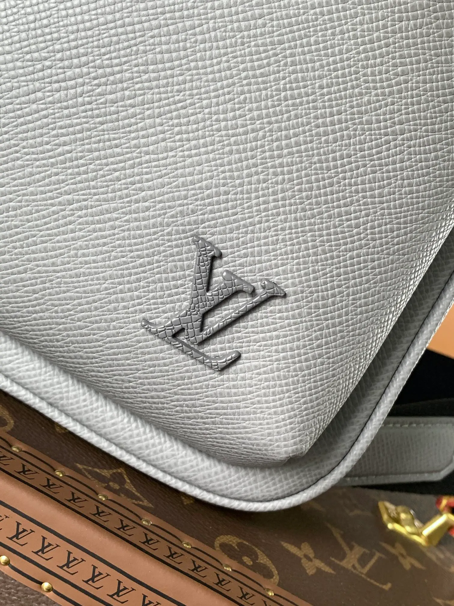 💰1020 (top layer leather) top-quality original transcoding chip. Style number: M30863 gray cross pattern] M30859 gray. This Avenue shoulder bag is made of Damier Graphite canvas, and the front outer pocket is decorated with a Louis Vuitton Paris logo leather patch. The adjustable nylon shoulder straps can be fixed on the left and right sides with D-rings, while the canvas straps and lining are sustainable. Damier Graphite coated canvas - Calfskin trim - Textile lining - Square hardware on the front - Main compartment - Zip front pocket - Small top zip pocket - Shoulder strap, non-detachable, adjustable! ! ;Size:20x31x7CM