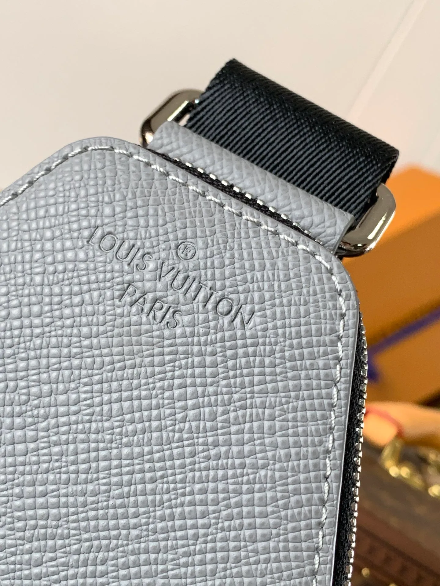 💰1020 (top layer leather) top-quality original transcoding chip. Style number: M30863 gray cross pattern] M30859 gray. This Avenue shoulder bag is made of Damier Graphite canvas, and the front outer pocket is decorated with a Louis Vuitton Paris logo leather patch. The adjustable nylon shoulder straps can be fixed on the left and right sides with D-rings, while the canvas straps and lining are sustainable. Damier Graphite coated canvas - Calfskin trim - Textile lining - Square hardware on the front - Main compartment - Zip front pocket - Small top zip pocket - Shoulder strap, non-detachable, adjustable! ! ;Size:20x31x7CM