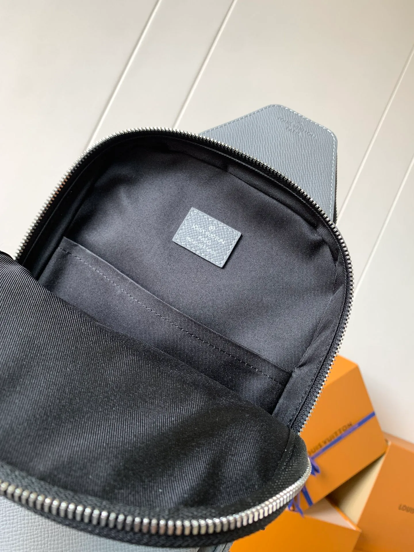 💰1020 (top layer leather) top-quality original transcoding chip. Style number: M30863 gray cross pattern] M30859 gray. This Avenue shoulder bag is made of Damier Graphite canvas, and the front outer pocket is decorated with a Louis Vuitton Paris logo leather patch. The adjustable nylon shoulder straps can be fixed on the left and right sides with D-rings, while the canvas straps and lining are sustainable. Damier Graphite coated canvas - Calfskin trim - Textile lining - Square hardware on the front - Main compartment - Zip front pocket - Small top zip pocket - Shoulder strap, non-detachable, adjustable! ! ;Size:20x31x7CM