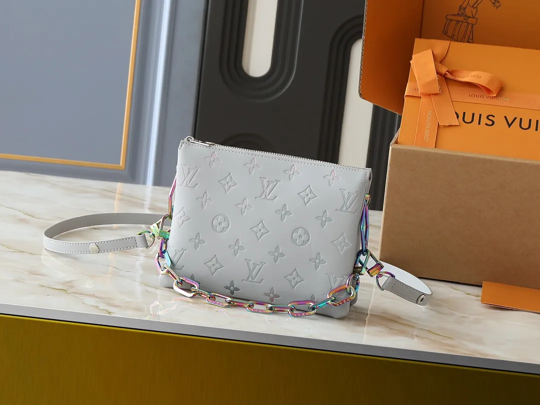 💰240💰Upgraded from the original M59598 M59389 M59396 M13233 M21259 M25218 M20770 M11401 This Coussin BB handbag is made of soft sheep leather with an embossed Monogram pattern. It has an inner compartment in a compact silhouette, making it an elegant choice for both day and night. Both the chunky chain and slim leather strap are removable, allowing for a variety of styling possibilities. Dimensions: 21.0 x 16.0 x 7.0 cm (length x height x width)