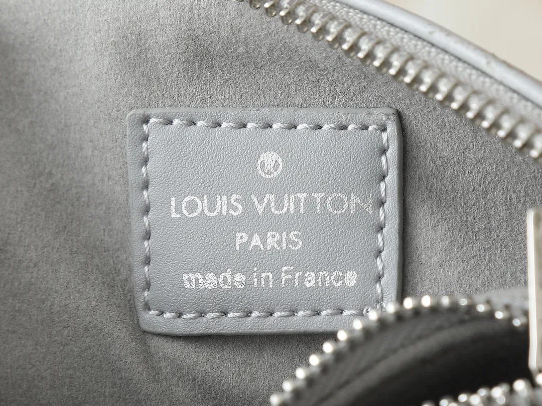 💰240💰Upgraded from the original M59598 M59389 M59396 M13233 M21259 M25218 M20770 M11401 This Coussin BB handbag is made of soft sheep leather with an embossed Monogram pattern. It has an inner compartment in a compact silhouette, making it an elegant choice for both day and night. Both the chunky chain and slim leather strap are removable, allowing for a variety of styling possibilities. Dimensions: 21.0 x 16.0 x 7.0 cm (length x height x width)