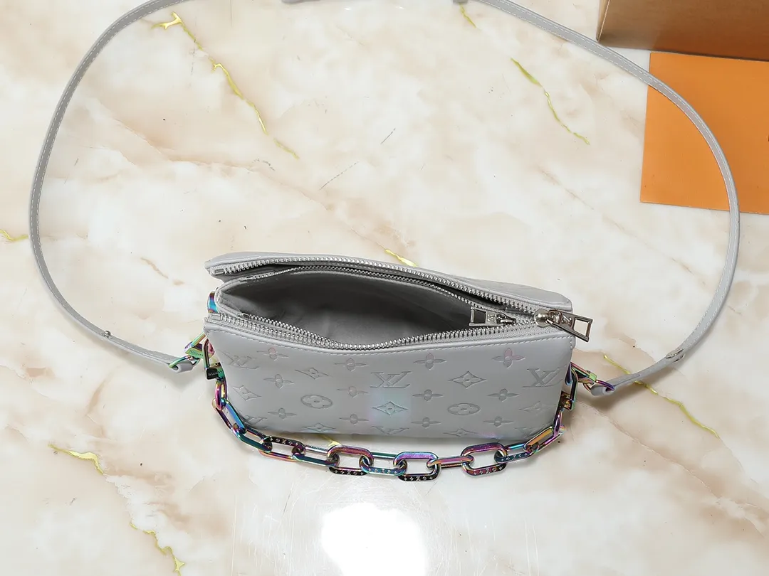 💰240💰Upgraded from the original M59598 M59389 M59396 M13233 M21259 M25218 M20770 M11401 This Coussin BB handbag is made of soft sheep leather with an embossed Monogram pattern. It has an inner compartment in a compact silhouette, making it an elegant choice for both day and night. Both the chunky chain and slim leather strap are removable, allowing for a variety of styling possibilities. Dimensions: 21.0 x 16.0 x 7.0 cm (length x height x width)