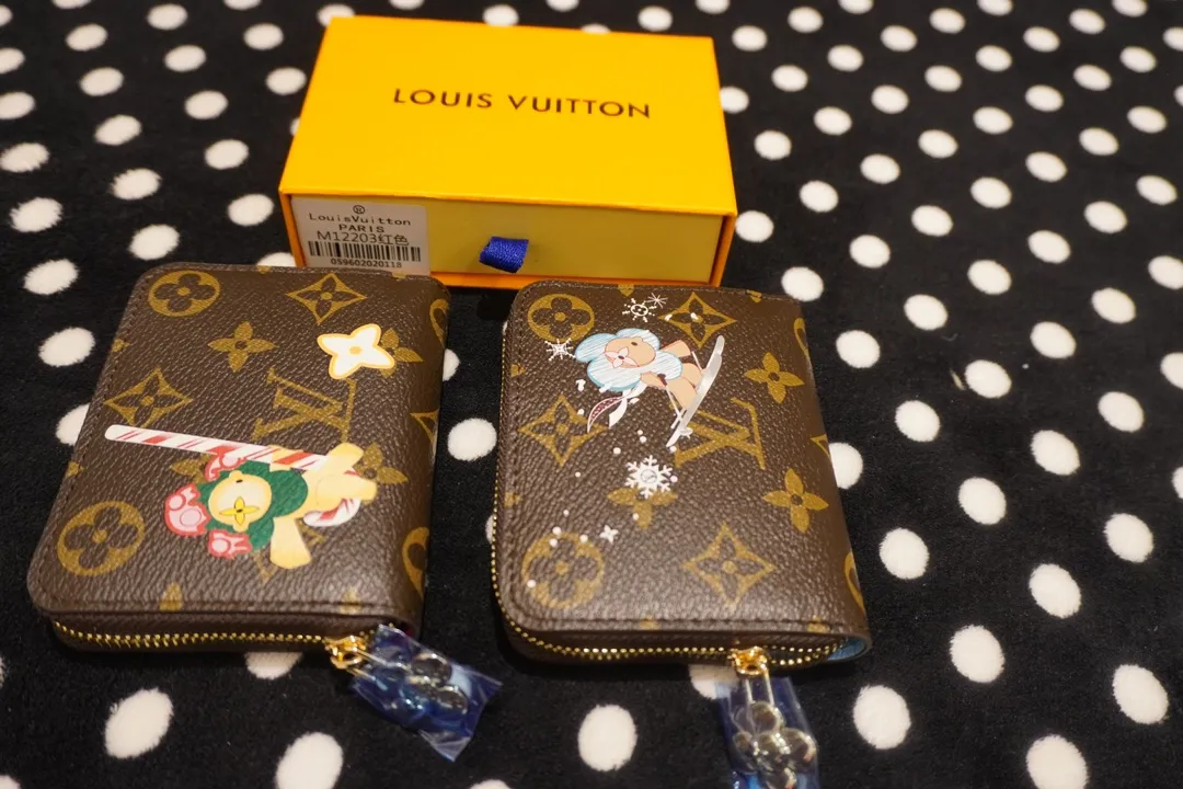 P130💰 60067, model number 12237 This LV Charms card holder is from the SnowShow series, incorporating the iconic Monogram canvas with smooth leather trim and festive patterns. The brand mascot Vivienne’s pet dog Petula lives in a corner, and Vivienne decorations and LV flowers complete the exquisite design. Dimensions 11x8x2