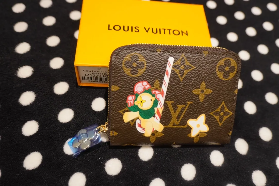 P130💰 60067, model number 12237 This LV Charms card holder is from the SnowShow series, incorporating the iconic Monogram canvas with smooth leather trim and festive patterns. The brand mascot Vivienne’s pet dog Petula lives in a corner, and Vivienne decorations and LV flowers complete the exquisite design. Dimensions 11x8x2