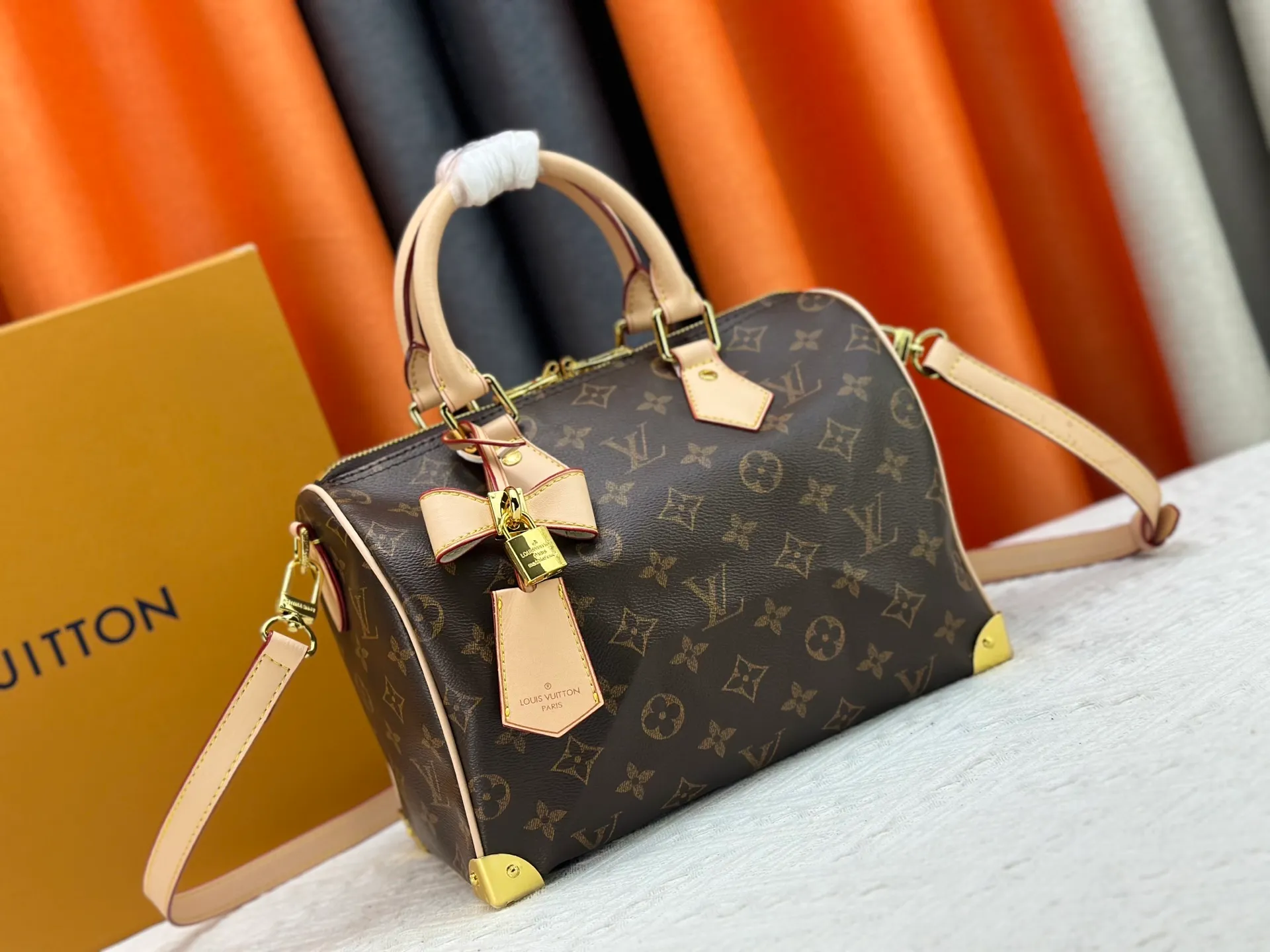 P300 Upgraded original M13805 M13257 M40390 LV Murakami Takashi co-branded NANOSPEEDY handbag This Nano Speedy handbag combines Monogram canvas and cow leather trim printing, with 33 colorful colors to interpret white, black and white tricolor. It has been launched in twelve sections and is very popular around the world and is loved by celebrities and celebrities. 25.0 x 19.0 x 15.0 cm
