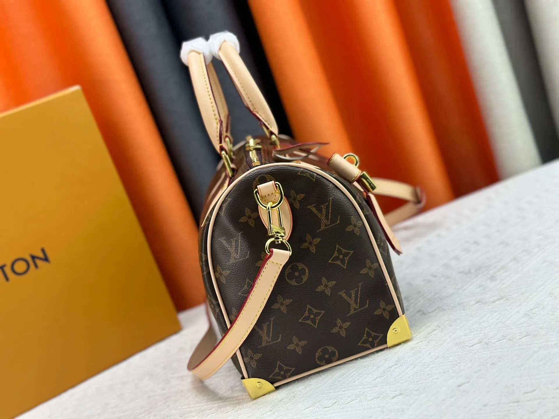 P300 Upgraded original M13805 M13257 M40390 LV Murakami Takashi co-branded NANOSPEEDY handbag This Nano Speedy handbag combines Monogram canvas and cow leather trim printing, with 33 colorful colors to interpret white, black and white tricolor. It has been launched in twelve sections and is very popular around the world and is loved by celebrities and celebrities. 25.0 x 19.0 x 15.0 cm