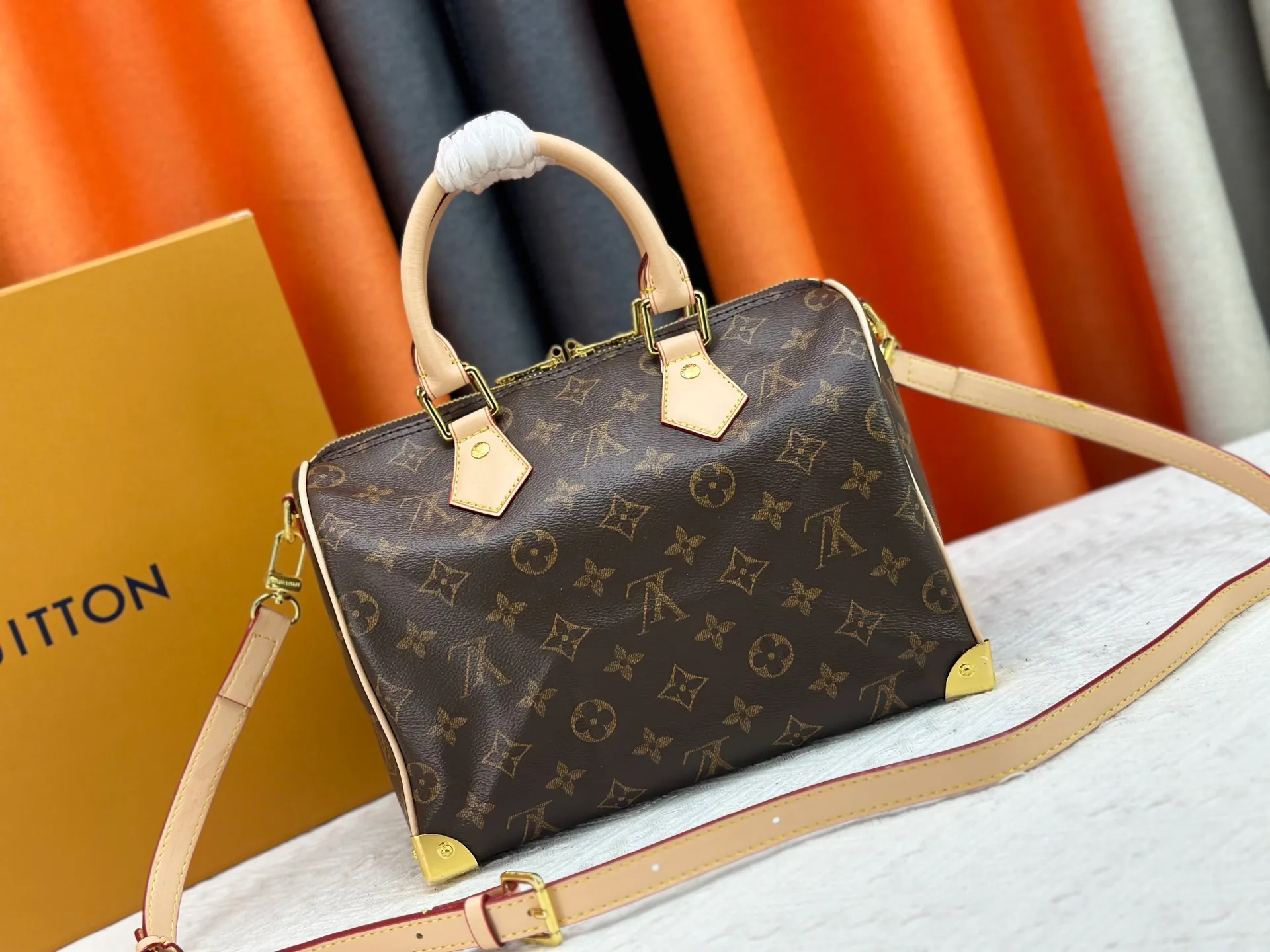 P300 Upgraded original M13805 M13257 M40390 LV Murakami Takashi co-branded NANOSPEEDY handbag This Nano Speedy handbag combines Monogram canvas and cow leather trim printing, with 33 colorful colors to interpret white, black and white tricolor. It has been launched in twelve sections and is very popular around the world and is loved by celebrities and celebrities. 25.0 x 19.0 x 15.0 cm
