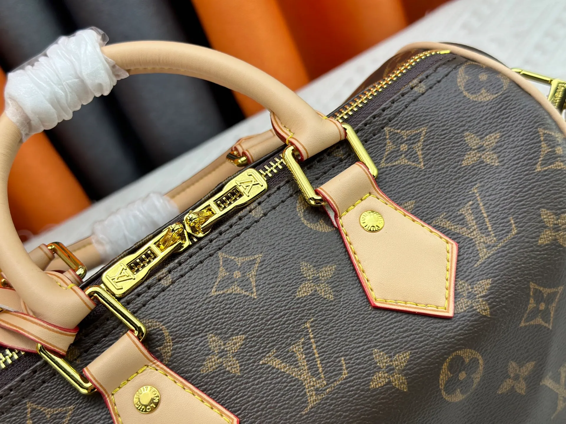 P300 Upgraded original M13805 M13257 M40390 LV Murakami Takashi co-branded NANOSPEEDY handbag This Nano Speedy handbag combines Monogram canvas and cow leather trim printing, with 33 colorful colors to interpret white, black and white tricolor. It has been launched in twelve sections and is very popular around the world and is loved by celebrities and celebrities. 25.0 x 19.0 x 15.0 cm