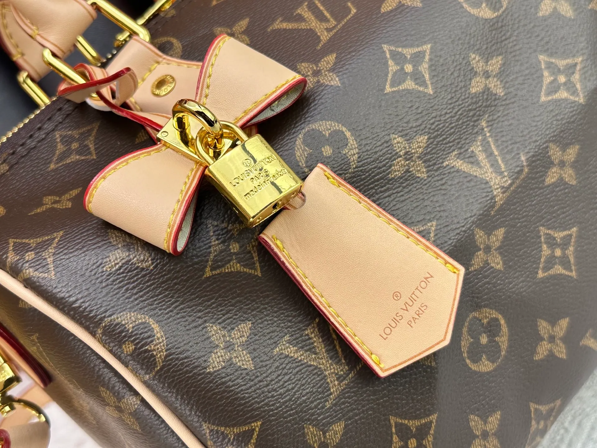 P300 Upgraded original M13805 M13257 M40390 LV Murakami Takashi co-branded NANOSPEEDY handbag This Nano Speedy handbag combines Monogram canvas and cow leather trim printing, with 33 colorful colors to interpret white, black and white tricolor. It has been launched in twelve sections and is very popular around the world and is loved by celebrities and celebrities. 25.0 x 19.0 x 15.0 cm