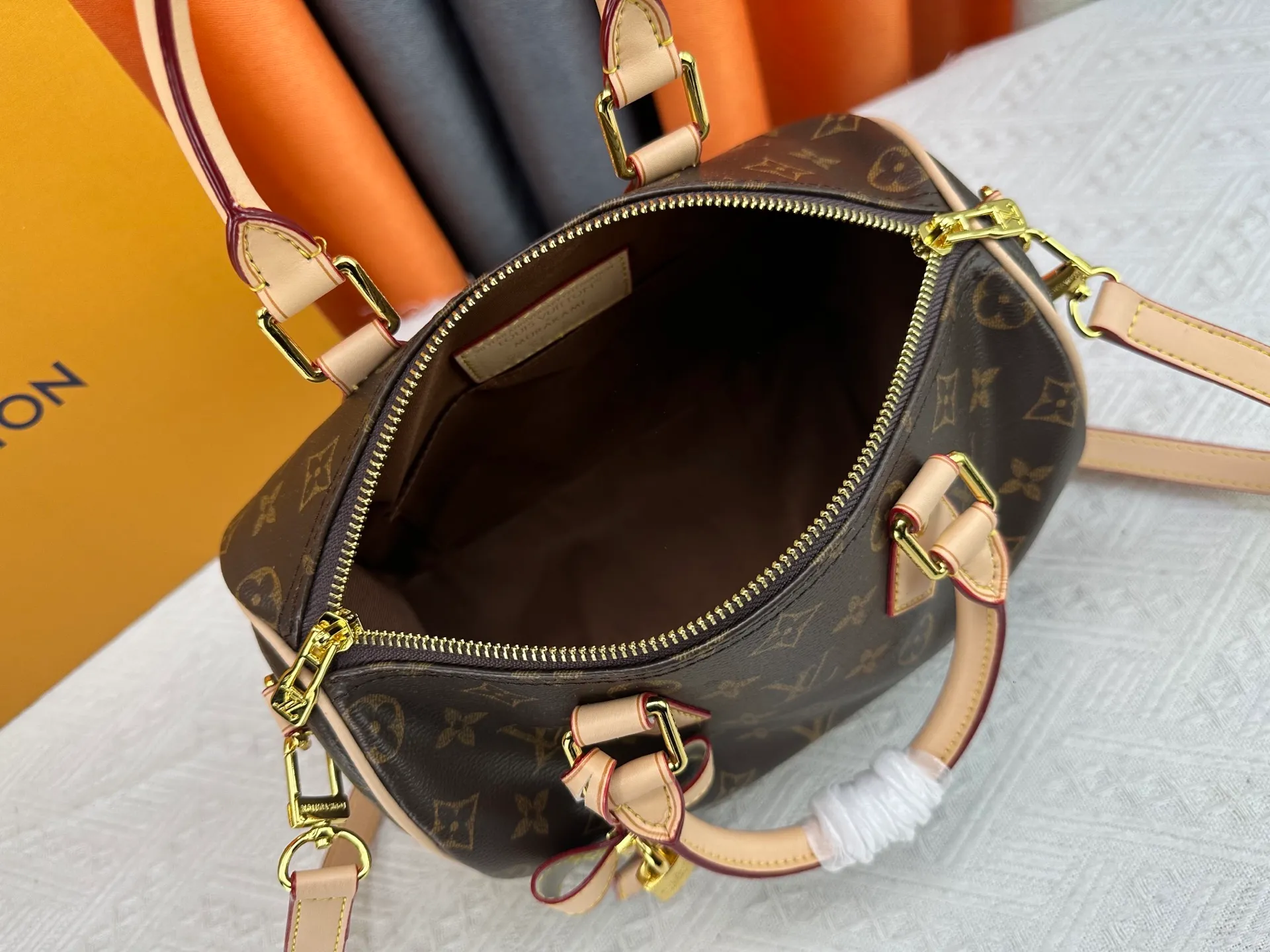 P300 Upgraded original M13805 M13257 M40390 LV Murakami Takashi co-branded NANOSPEEDY handbag This Nano Speedy handbag combines Monogram canvas and cow leather trim printing, with 33 colorful colors to interpret white, black and white tricolor. It has been launched in twelve sections and is very popular around the world and is loved by celebrities and celebrities. 25.0 x 19.0 x 15.0 cm