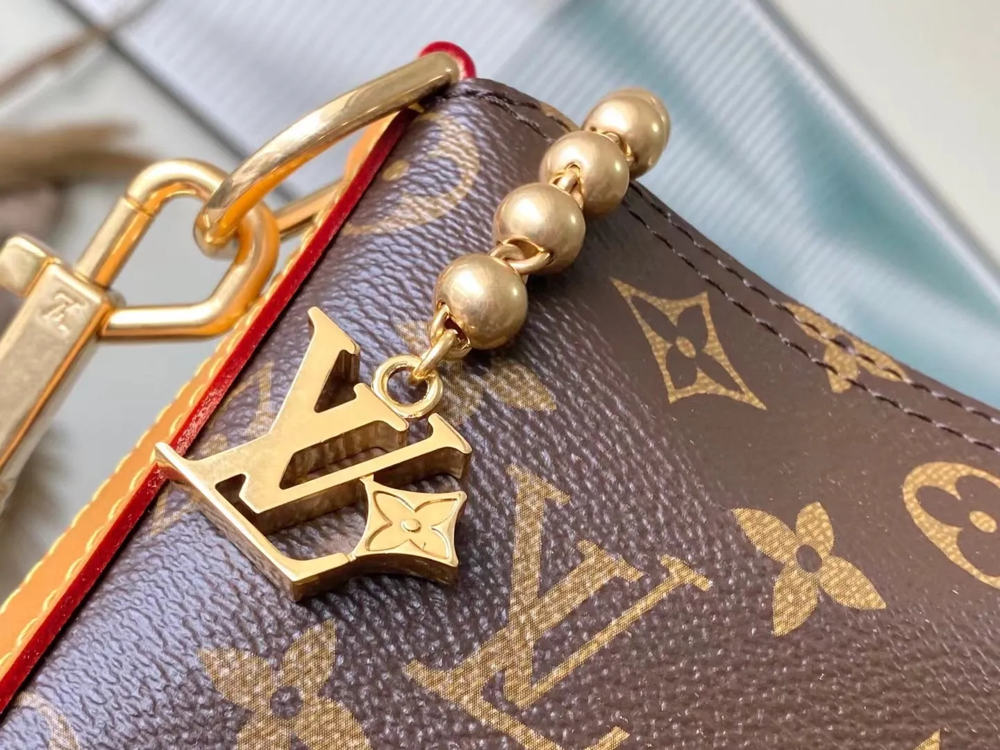 💰1080 Top Original M14018 This Vagabond Hobo handbag is made of soft Monogram canvas, with a crescent-shaped configuration to achieve a modern design that combines comfort and chic. The distressed leather trim, V letter decoration and bright bead chain all reveal a retro style. Dimensions: 35×12×38 cm