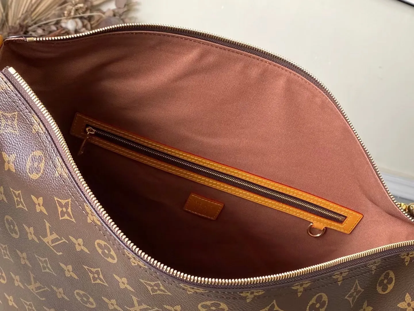 💰1080 Top Original M14018 This Vagabond Hobo handbag is made of soft Monogram canvas, with a crescent-shaped configuration to achieve a modern design that combines comfort and chic. The distressed leather trim, V letter decoration and bright bead chain all reveal a retro style. Dimensions: 35×12×38 cm