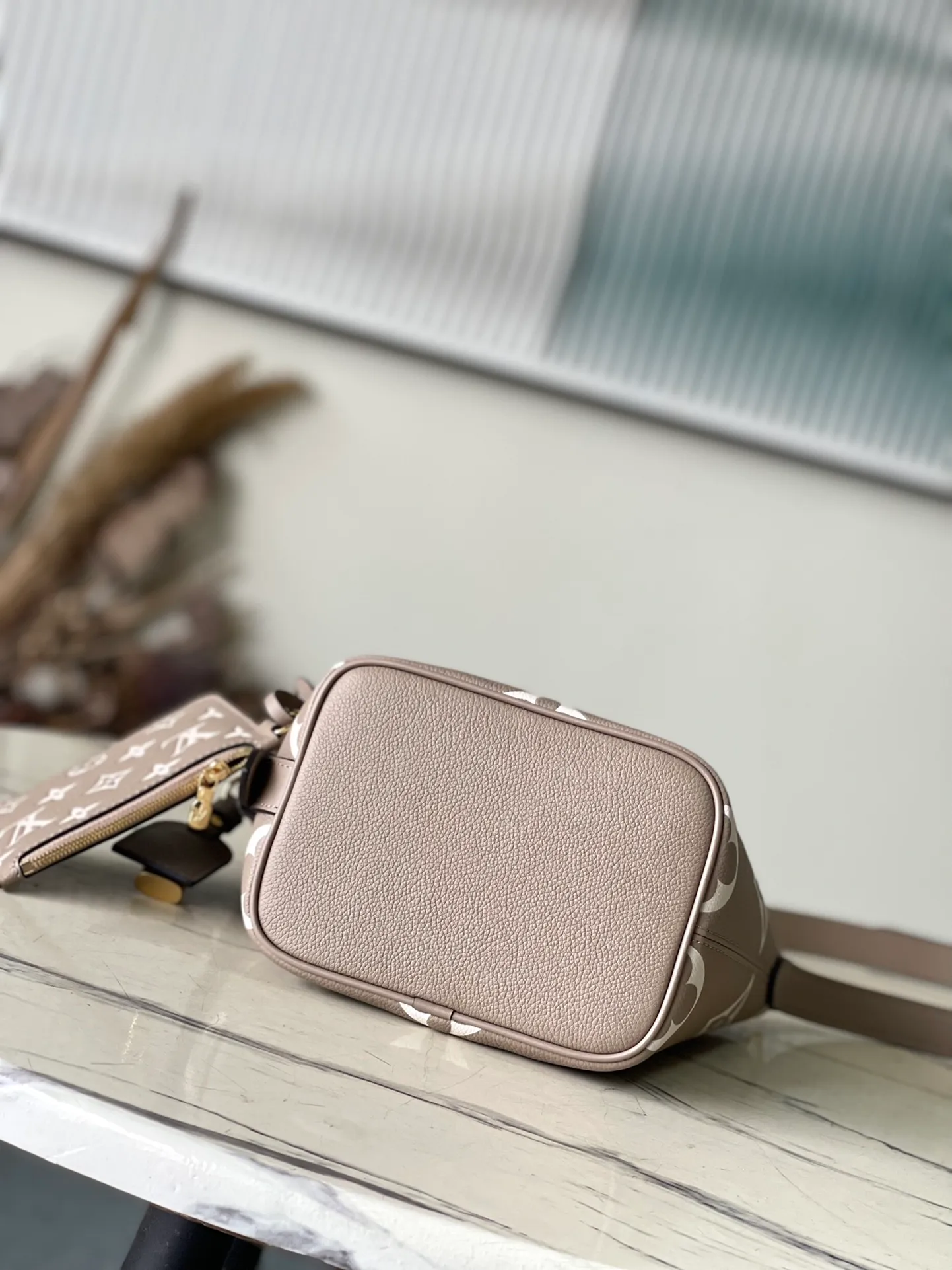 💰980 (top-grain leather) top original order M13045 elephant gray This AlInBB handbag integrates modern design concepts into elegant wheels and ample space. Monogram Empreinte leather craftsmanship creates a simple bucket bag structure, the iconic nameplate and metal padlock highlight the exquisite details, and the adjustable handle pays homage to the brand's trunk-making heritage. Dimensions: 16 × 18 × 12 cm