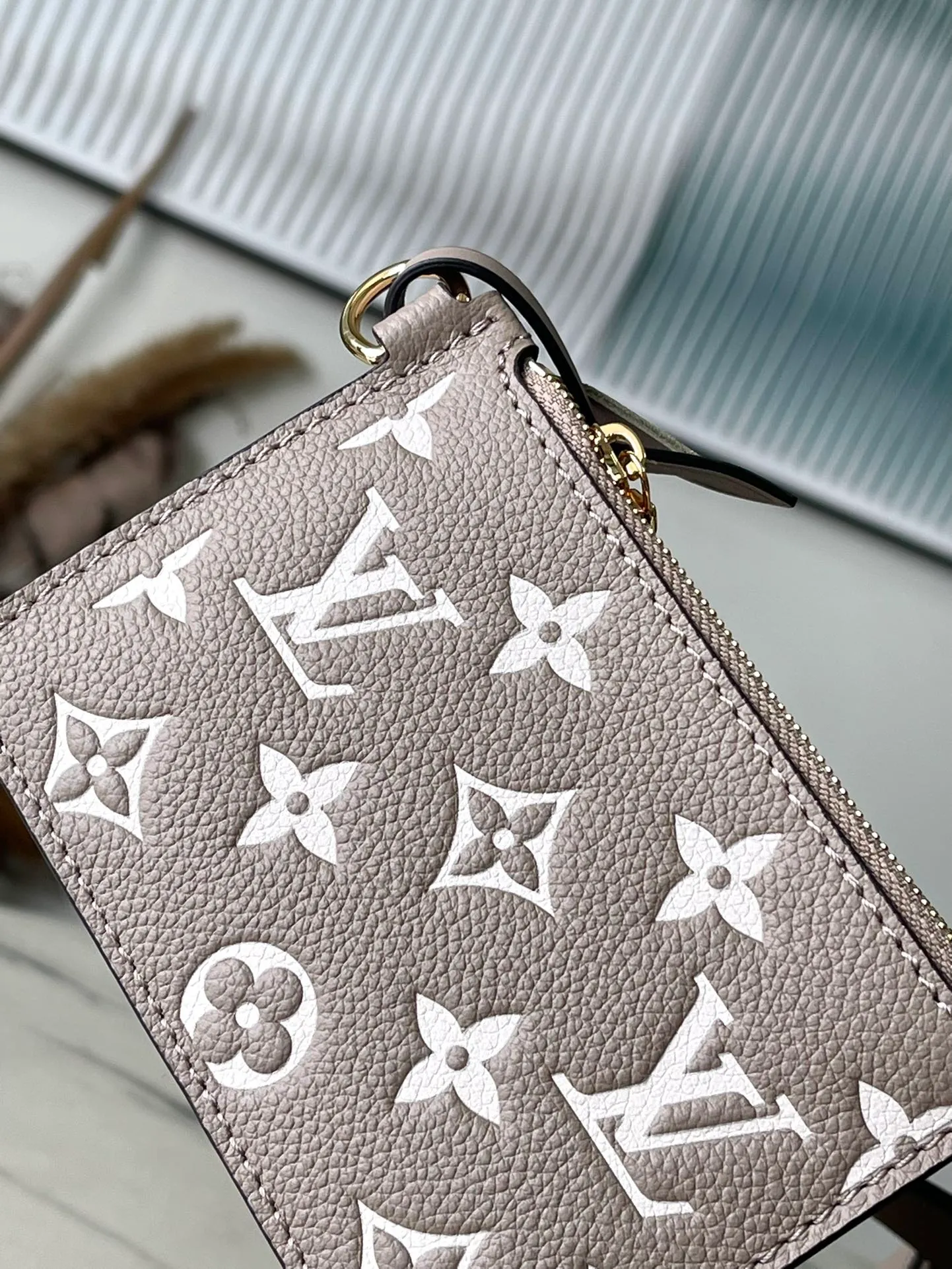 💰980 (top-grain leather) top original order M13045 elephant gray This AlInBB handbag integrates modern design concepts into elegant wheels and ample space. Monogram Empreinte leather craftsmanship creates a simple bucket bag structure, the iconic nameplate and metal padlock highlight the exquisite details, and the adjustable handle pays homage to the brand's trunk-making heritage. Dimensions: 16 × 18 × 12 cm